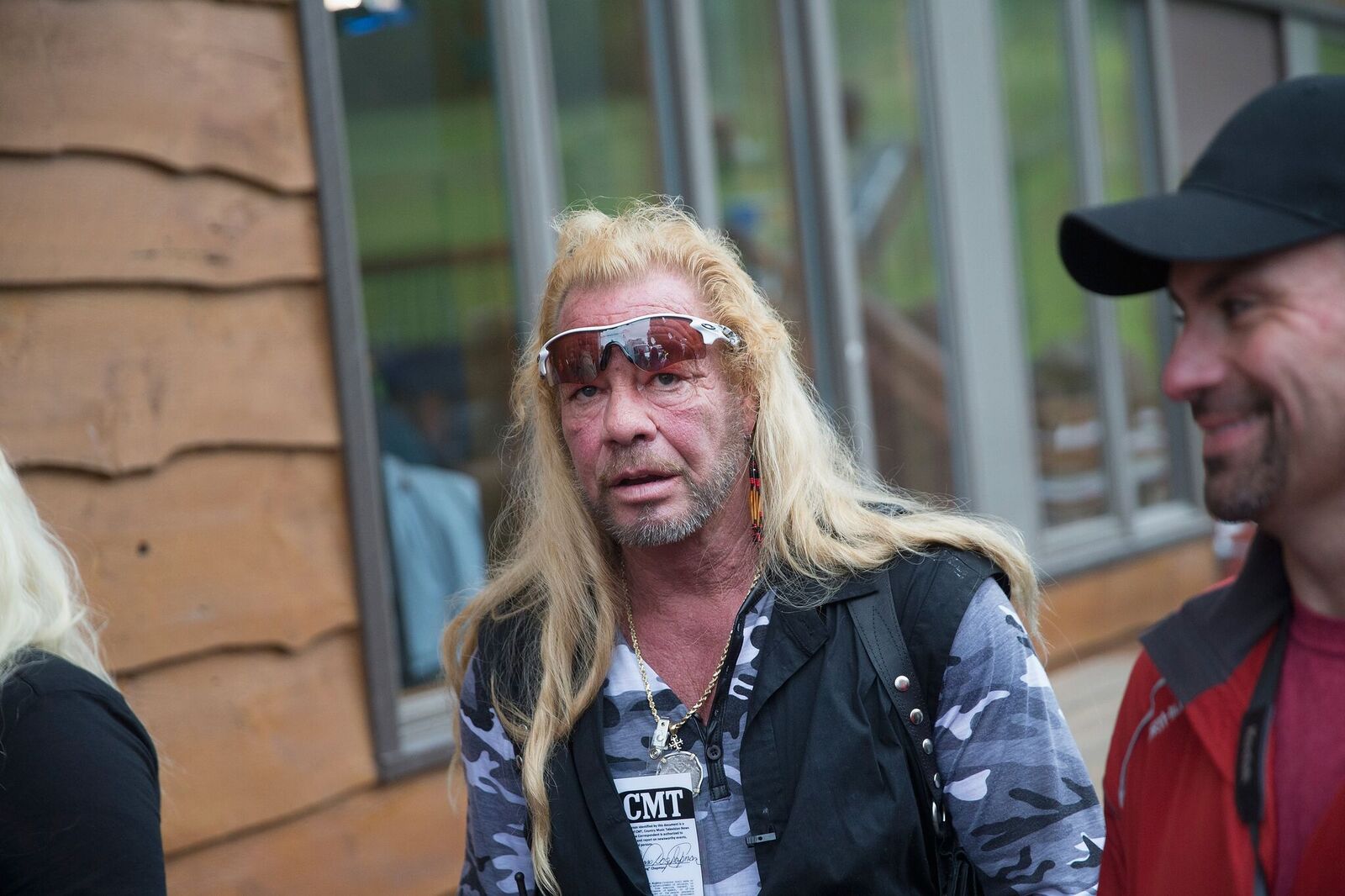 Duane Chapman filmant devant une conférence de presse le 28 juin 2015 à Malone, New York. |  Photo : Getty Images