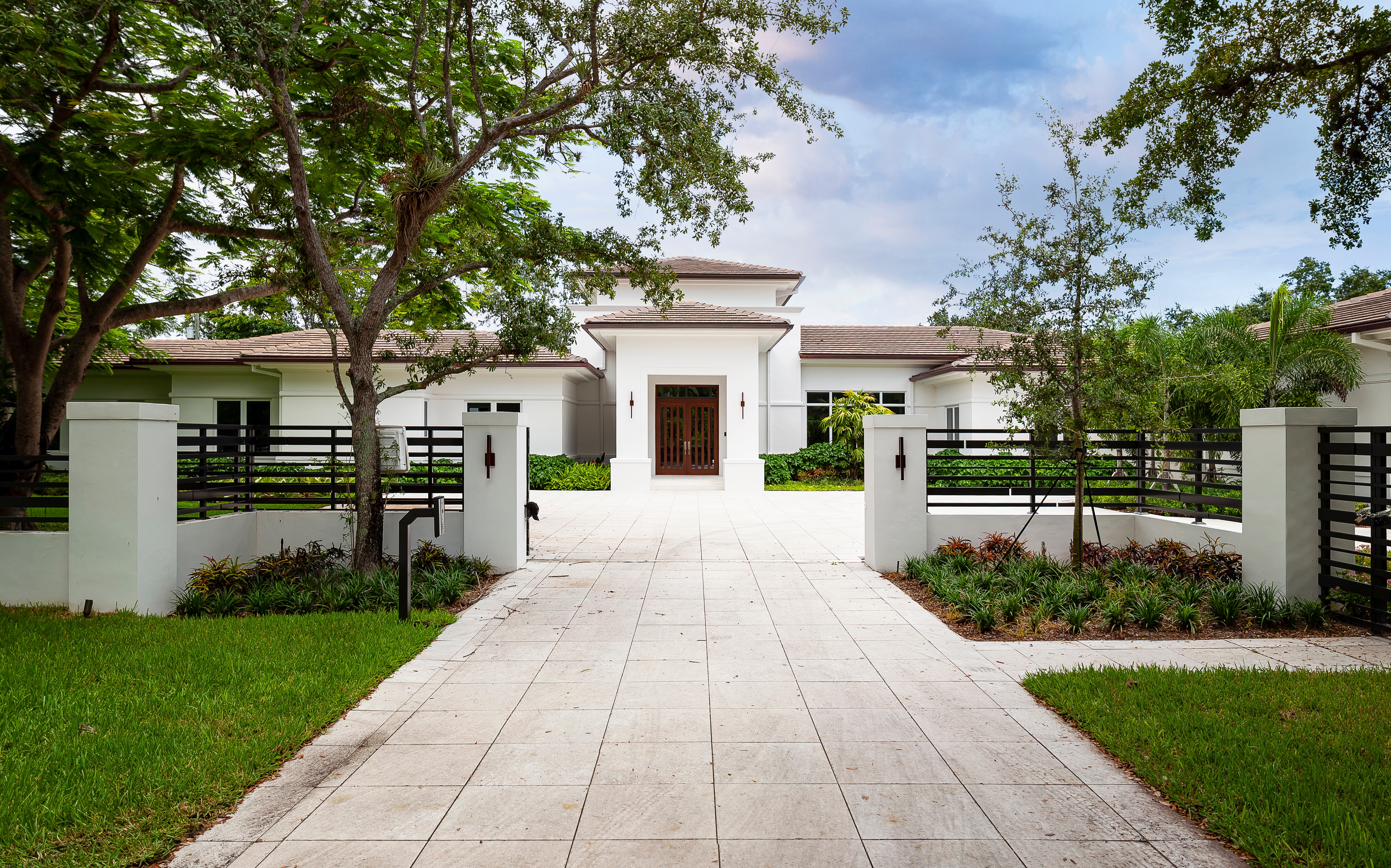 Elegante entrada a una mansión. | Fuente: Shutterstock