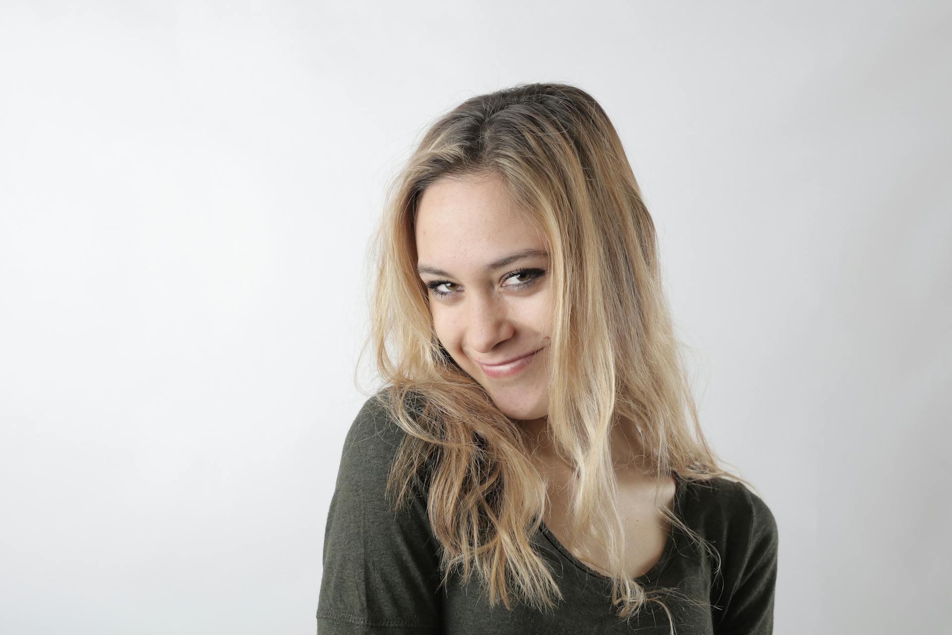 Une femme qui sourit malicieusement | Source : Pexels