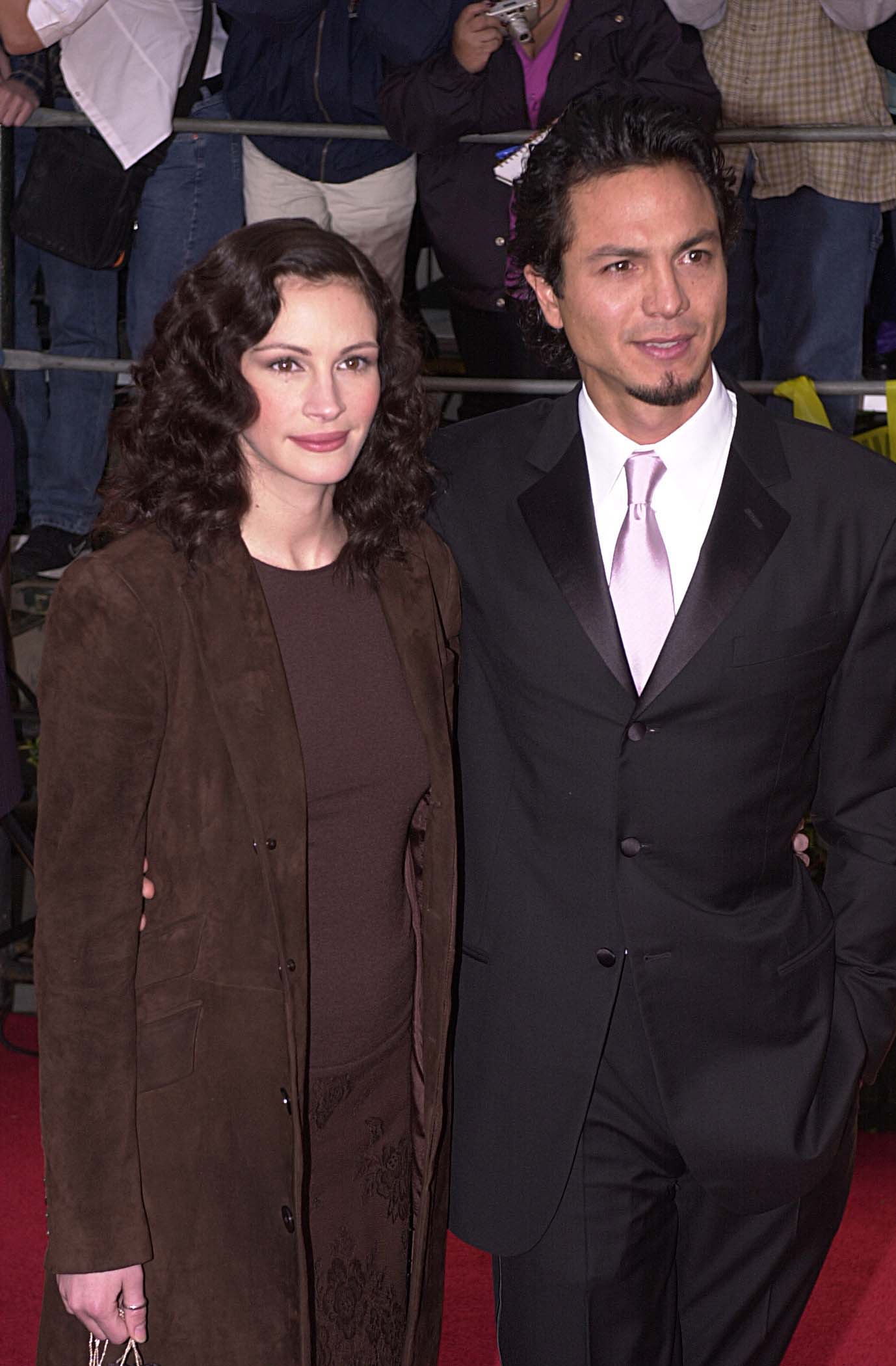 Julia Roberts et Benjamin Bratt aux Screen Actors Guild Awards à Los Angeles, Californie, en 2001. | Source : Getty Images