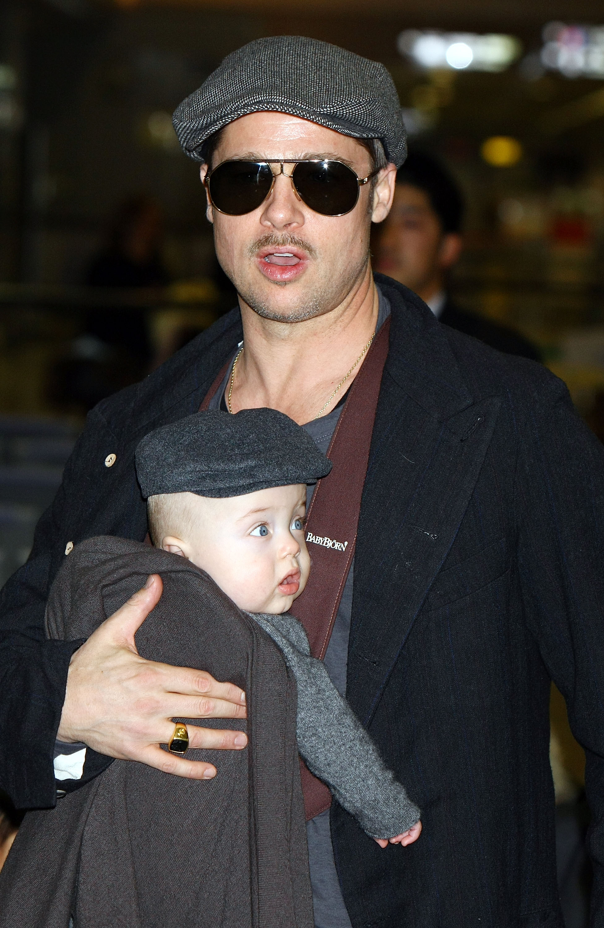 Brad Pitt et Knox Jolie-Pitt photographiés à l'aéroport international de Narita le 27 janvier 2009, à Narita, Chiba, Japon. | Source : Getty Images