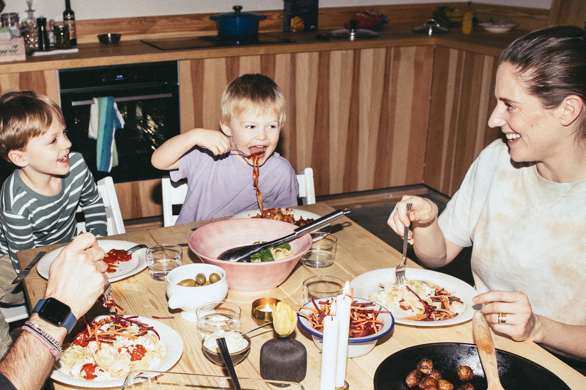 Les dîners en famille peuvent aussi être l'occasion d'apprendre aux enfants à assumer de petites tâches ménagères, comme mettre la table ou apporter leurs assiettes à l'évier après le repas. | Source : Getty Images.