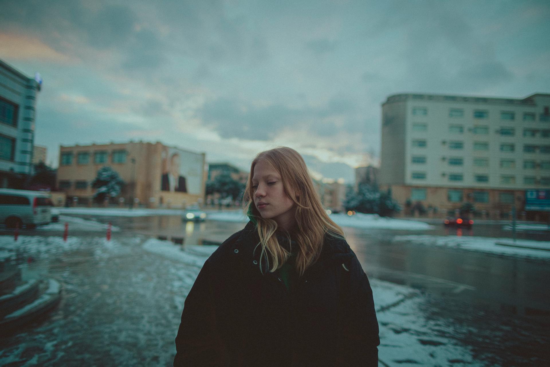Une adolescente sur la route pendant les hivers | Source : Pexels