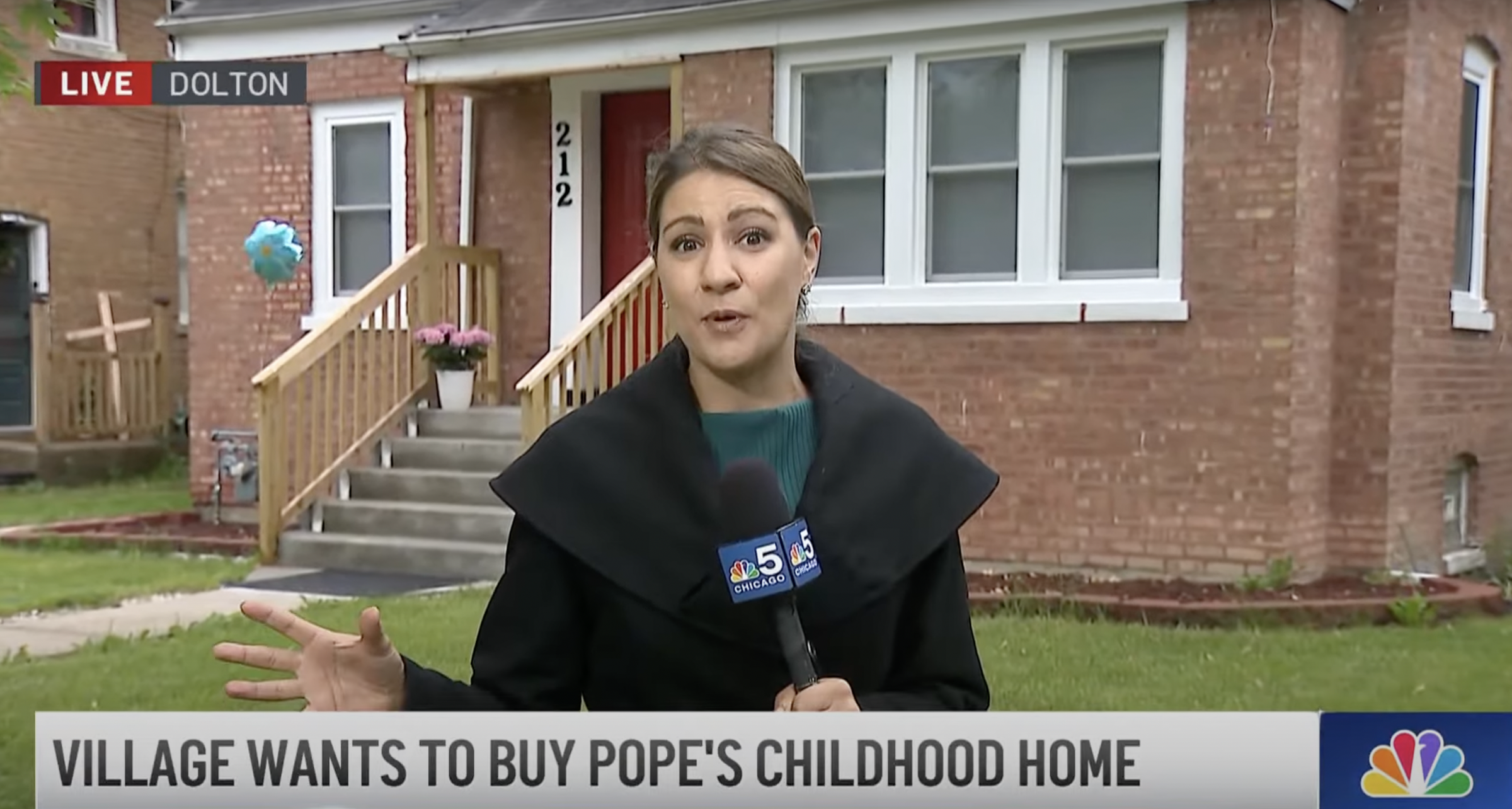 Un journaliste devant la maison d'enfance du pape Léon XIV, d'après une vidéo datée du 23 mai 2025. | Source : YouTube/NBC Chicago