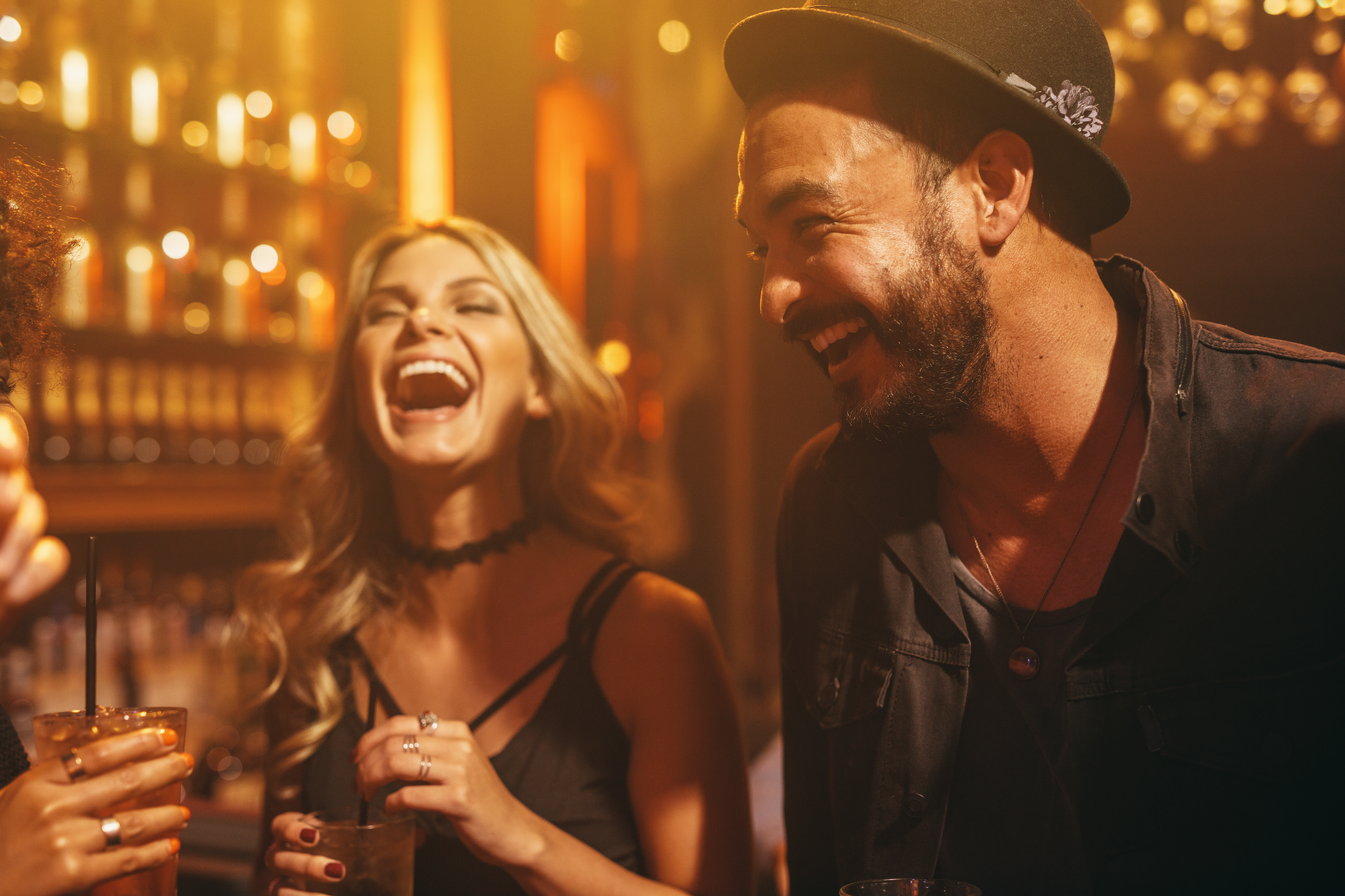 Un homme et une femme au bar. | Source : Shutterstock