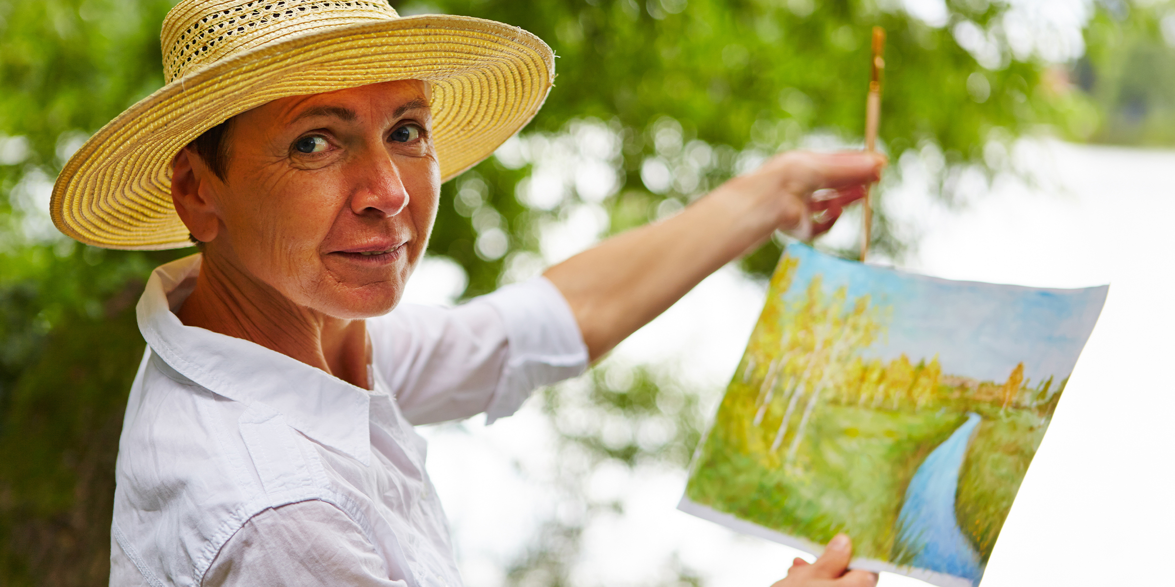 Une femme en train de peindre un tableau | Source : Shutterstock