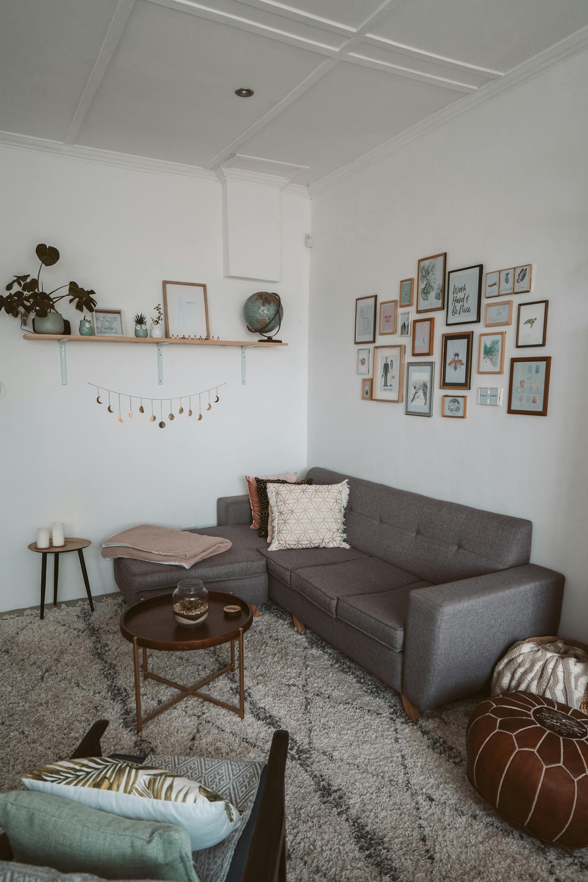 Un canapé dans un salon | Source : Pexels