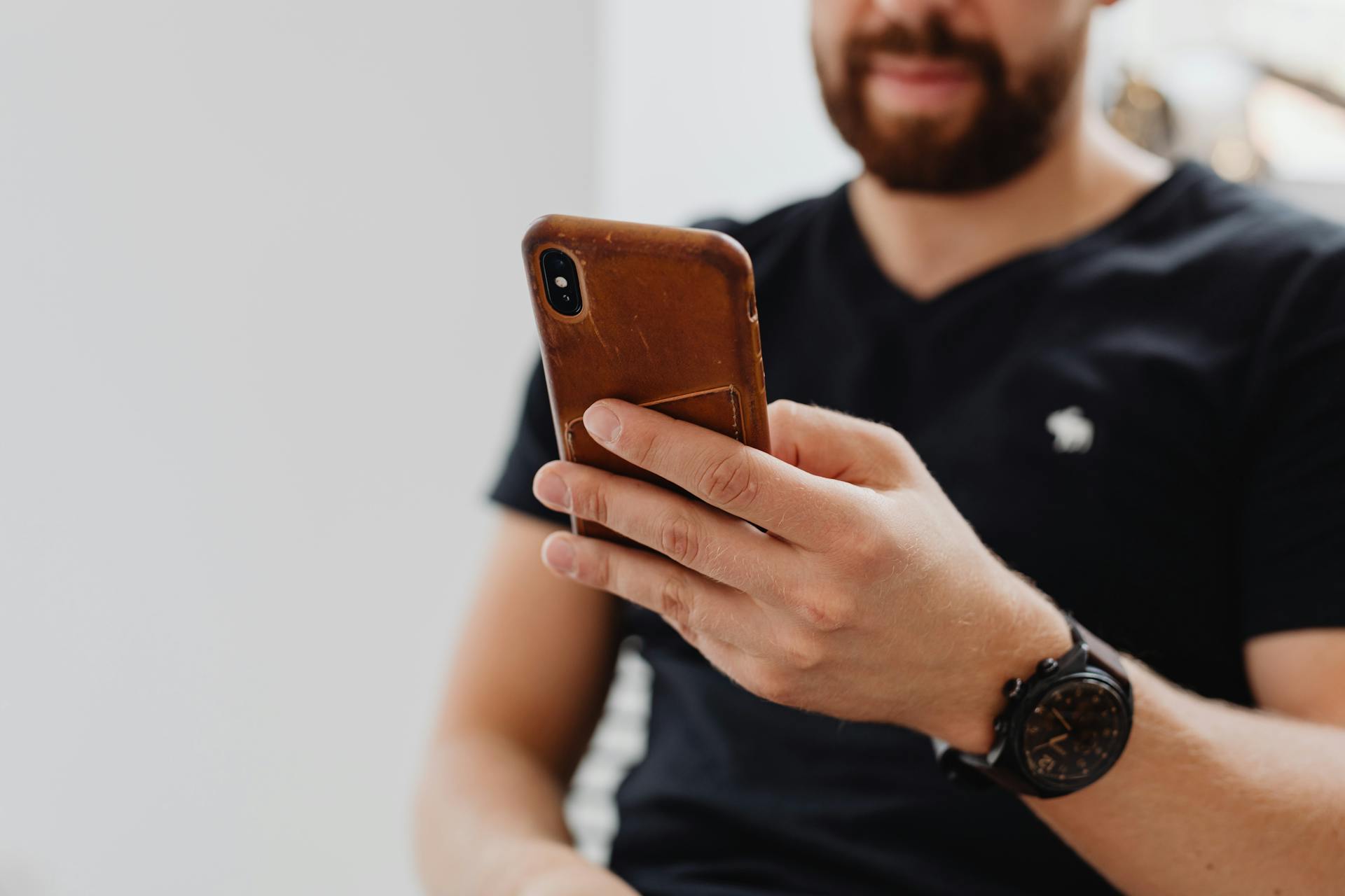 Un homme qui regarde son téléphone | Source : Pexels