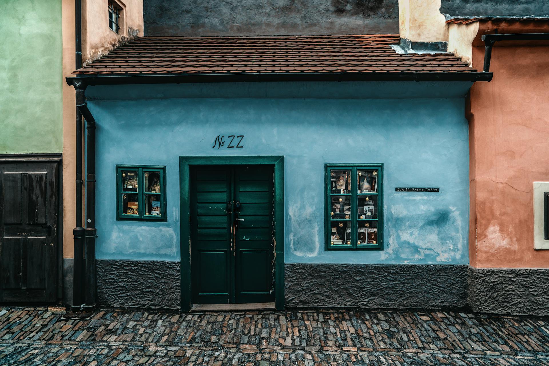 Une petite maison bleue | Source : Pexels