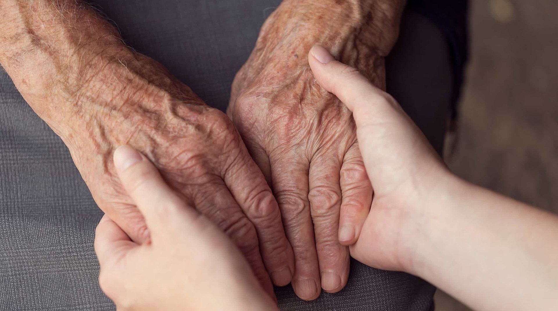 Une jeune femme tenant les mains de sa grand-mère | Source : Pixabay