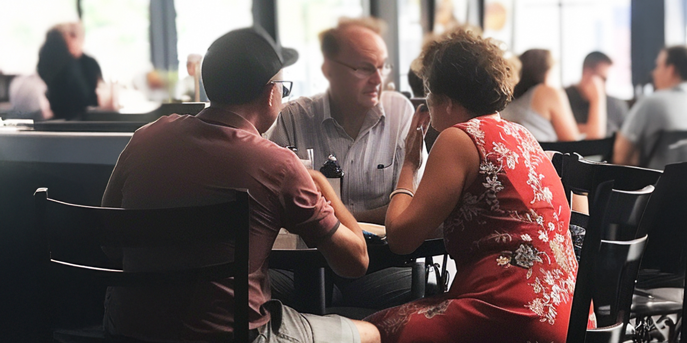 Un homme avec ses parents dans un restaurant | Source : AmoMama