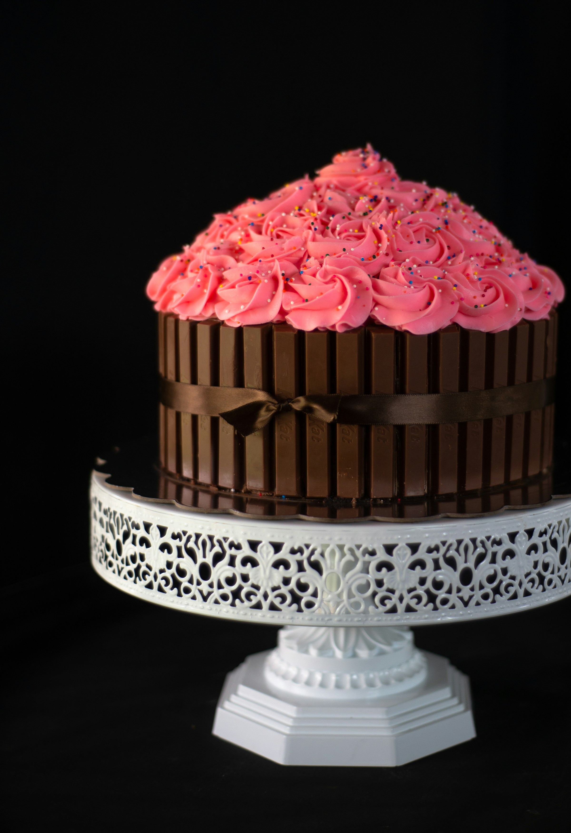 Un gâteau au chocolat avec des rosettes roses | Source : Unsplash