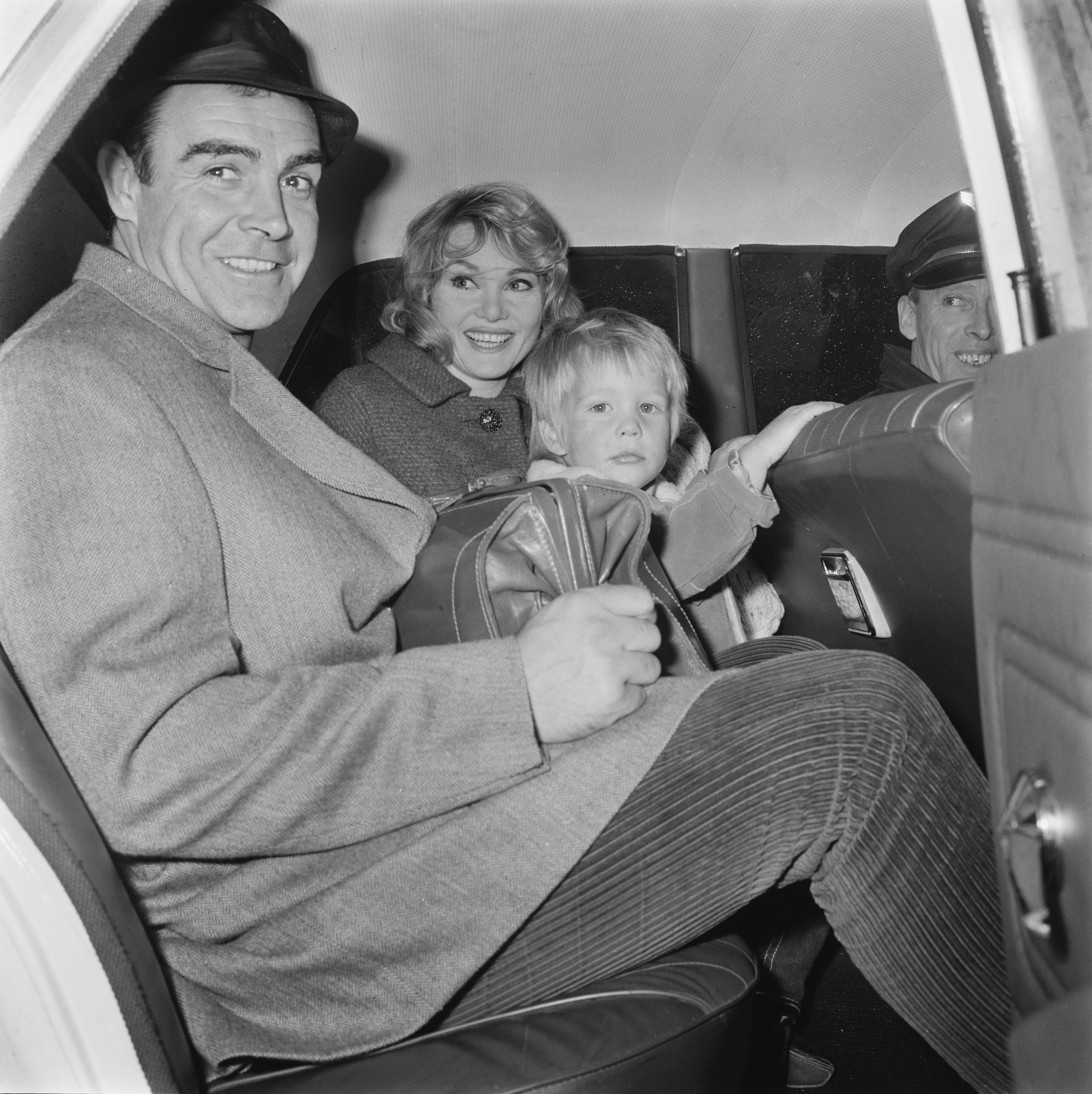 Sean Connery avec son ex-femme, l'actrice Diane Cilento (1932 - 2011) et leur fils Jason à l'aéroport de Londres, Royaume-Uni en décembre 1965 | Source : Getty Images