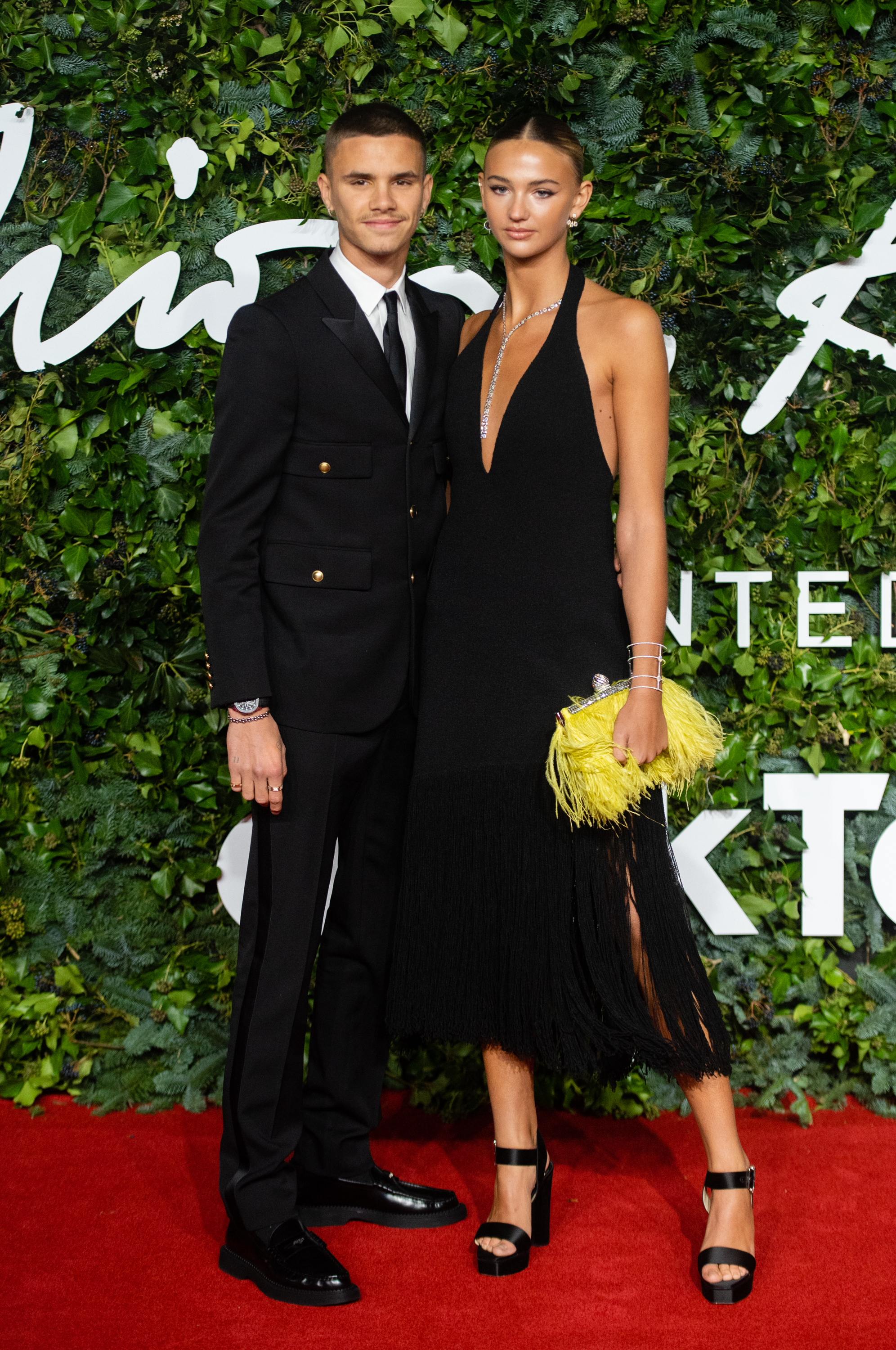 Romeo Beckham et Mia Regan lors des British Fashion Awards à Londres, Angleterre, le 29 novembre 2021 | Source : Getty Images