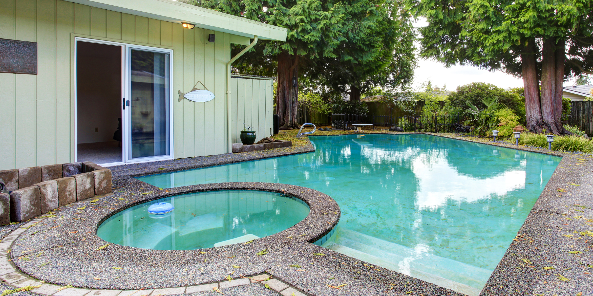 Une piscine d'arrière-cour | Source : Shutterstock