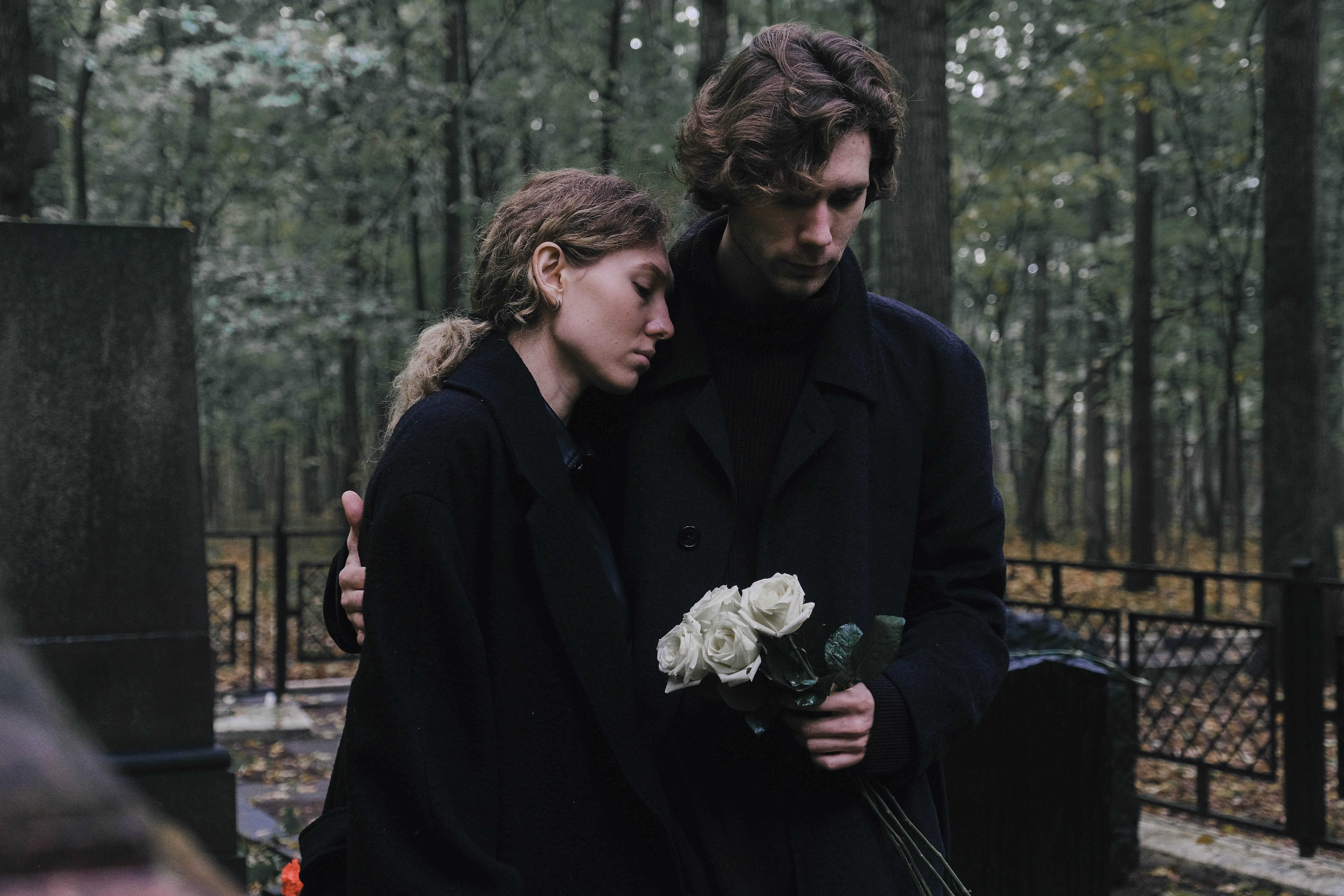 Jeune couple en deuil au cimetière | Source : Getty Images