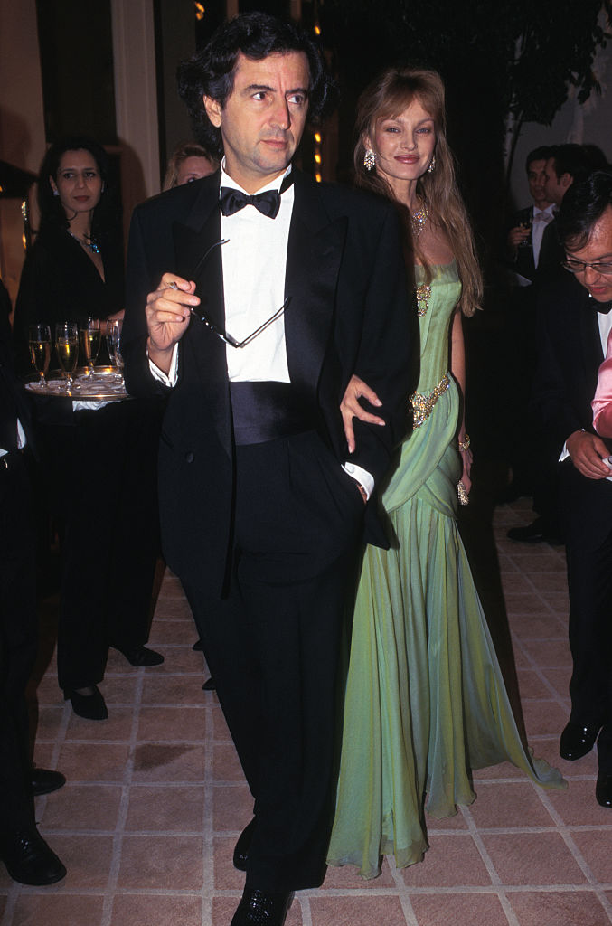 Bernard-Henri Lévy et Arielle Dombasle lors d'un gala au Casino de Deauville, France, en avril 1995. (Photo by ARNAL/Gamma-Rapho via Getty Images)