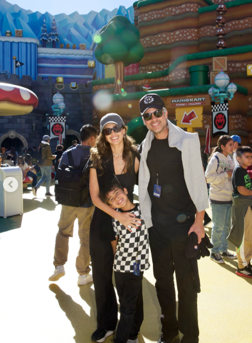 Jessica Alba et Cash Warren, ainsi que leur fils Hayes, visitent Universal Studios Hollywood, comme partagé le 3 janvier 2025 | Source : Instagram.com/jessicaalba