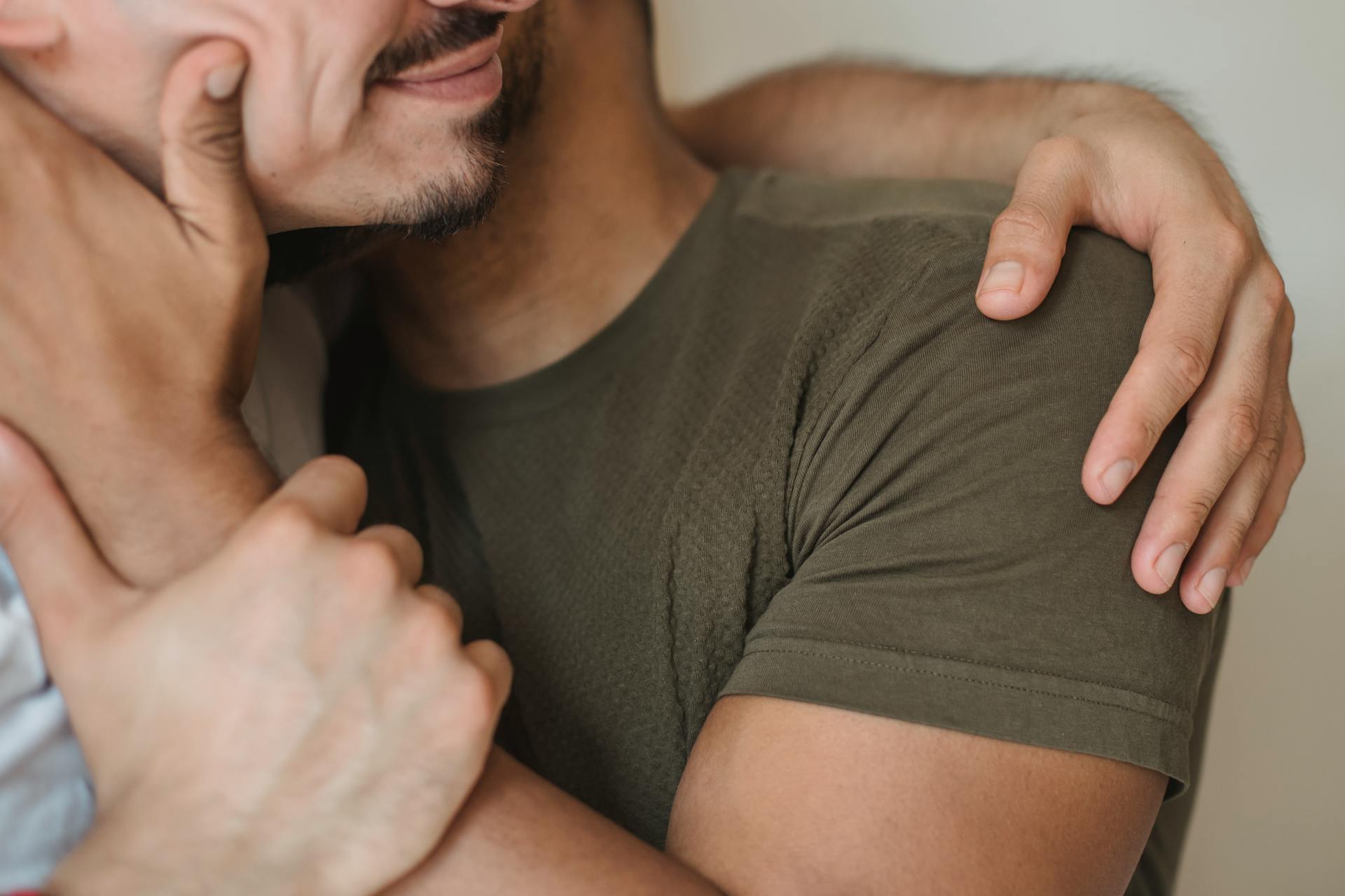 Gros plan sur un couple gay qui s'embrasse | Source : Pexels