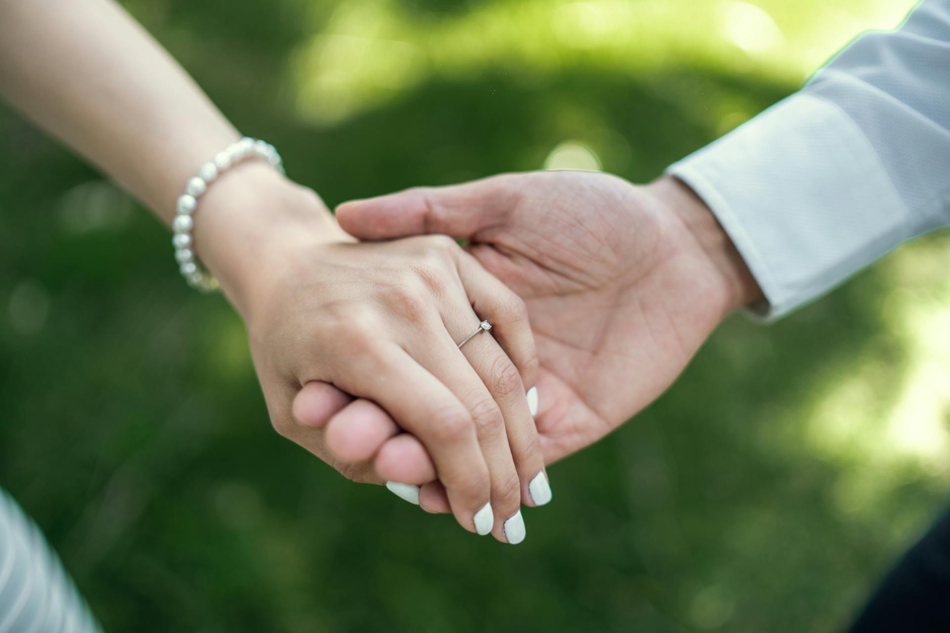 Un couple se tenant la main | Source : Pexels