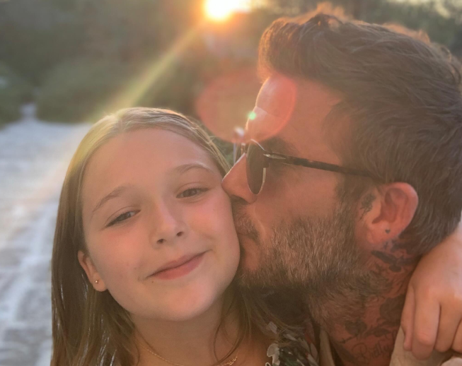 David a aussi posté une photo en gros plan avec Harper, la plus jeune des enfants Beckham. Ces moments en famille ont constitué la trame de fond d'un hommage qu'il a décrit comme une façon de célébrer son « most important job ». | Source : Instagram/davidbeckham