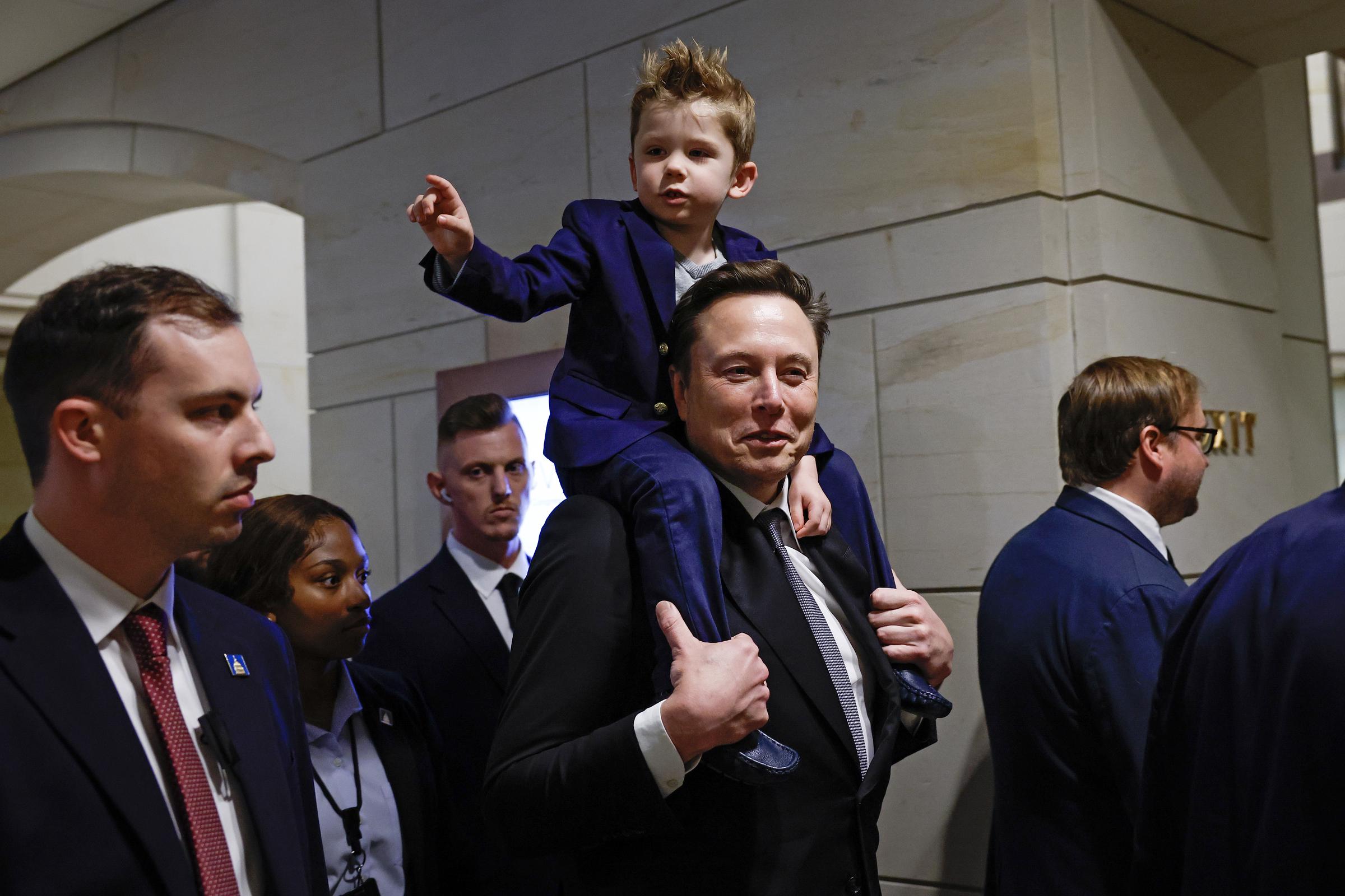 Elon Musk arrivant avec son fils pour une réunion avec des membres du Congrès américain à Washington, le 5 décembre 2024. | Source : Getty Images