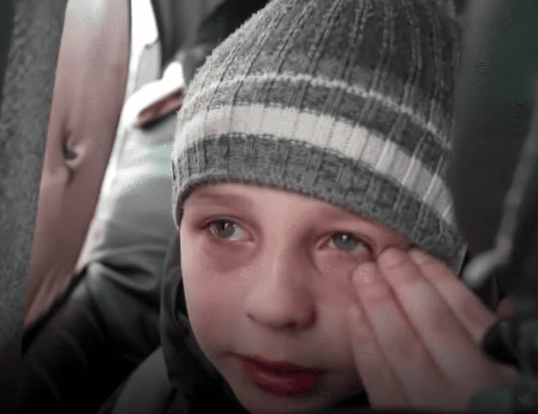 Goncharuk essuie ses larmes en fuyant l'Ukraine | Source : youtube.com/NBC News