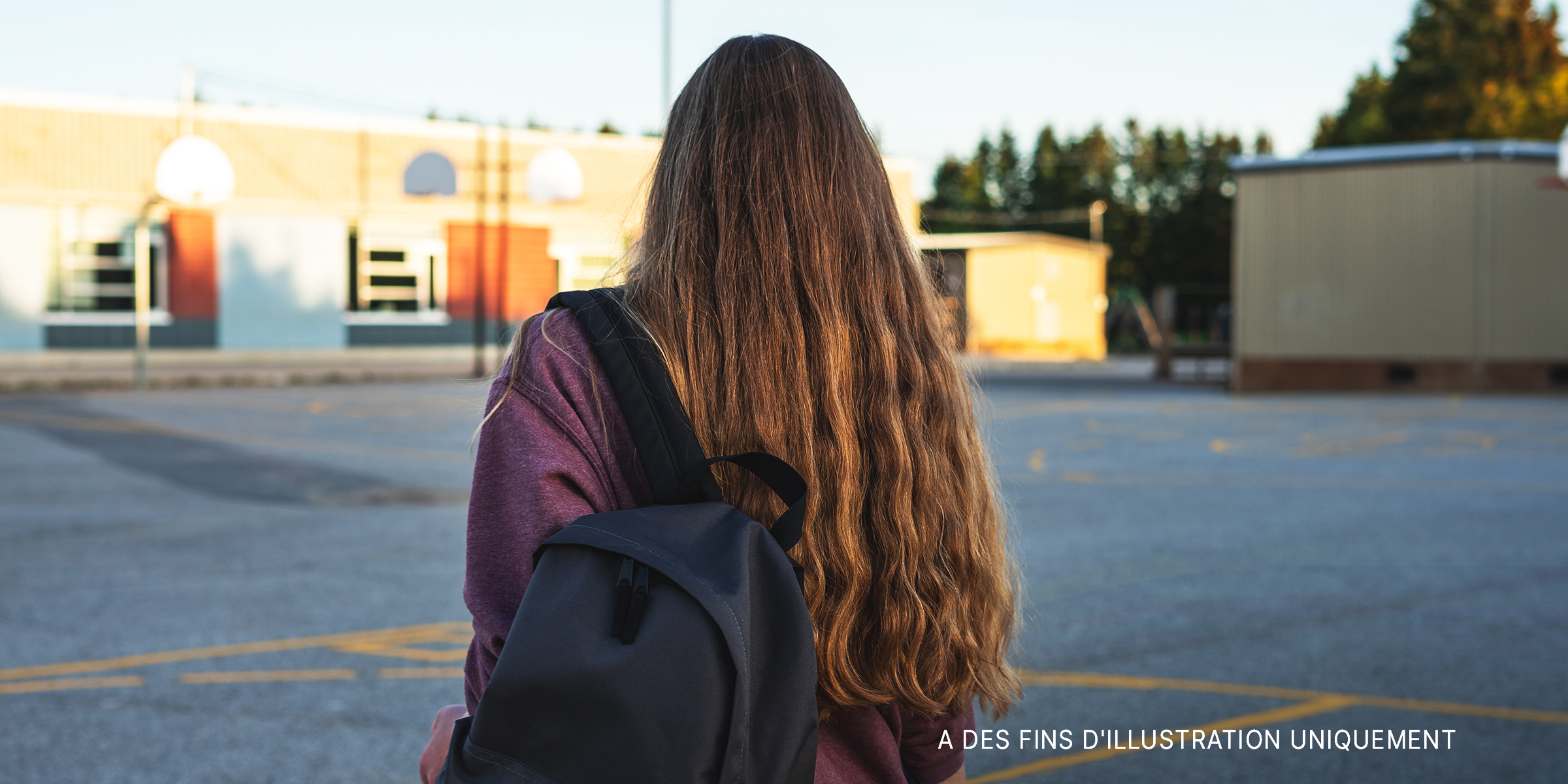 Une jeune femme portant un sac à dos tout en s'éloignant | Source : Getty Images