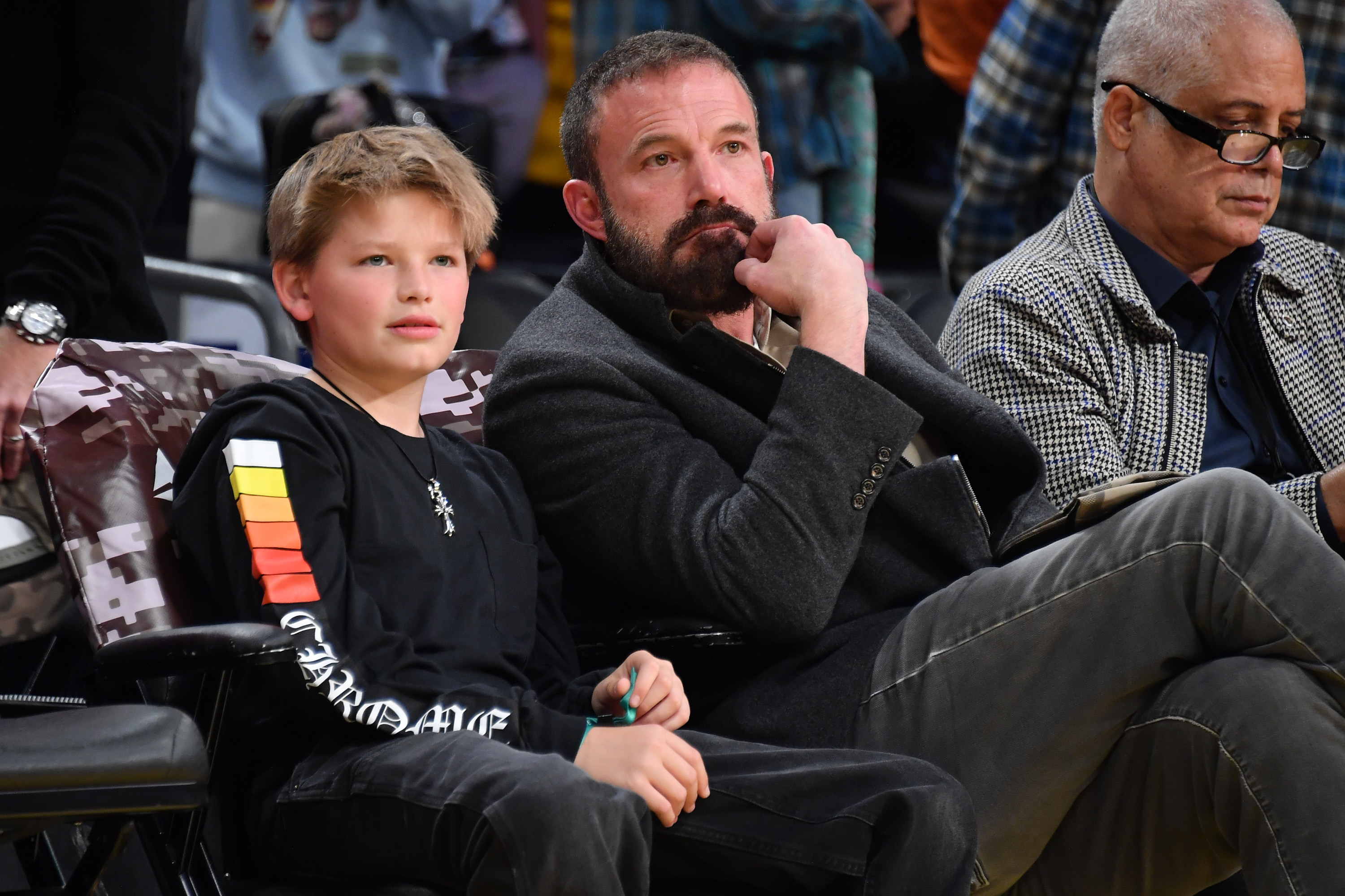 Samuel et Ben Affleck assistent à un match de basket à Los Angeles, Californie | Source : Getty Images