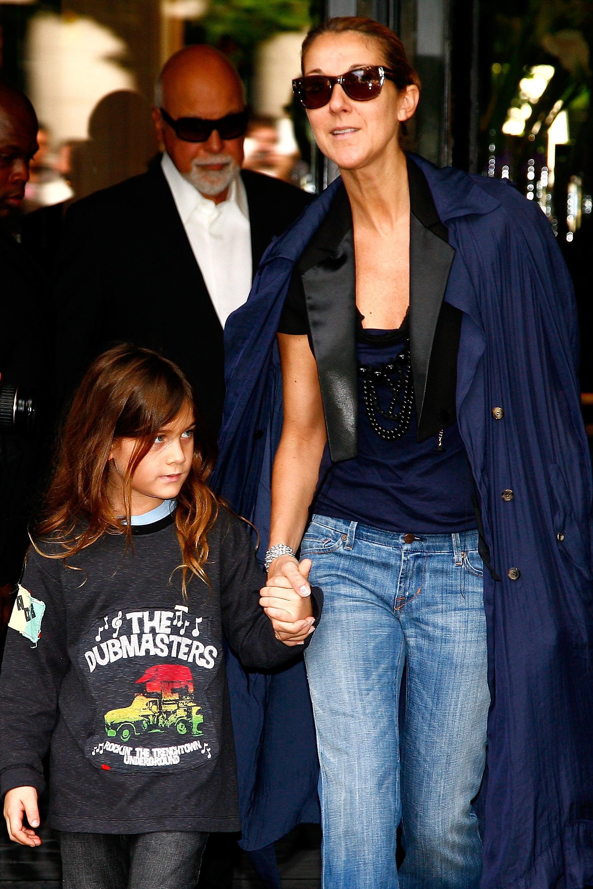 René-Charles, René Angelil (à l'arrière) et Céline Dion quittent l'hôtel Four Seasons George V à Paris, France, le 20 mai 2008 | Source : Getty Images