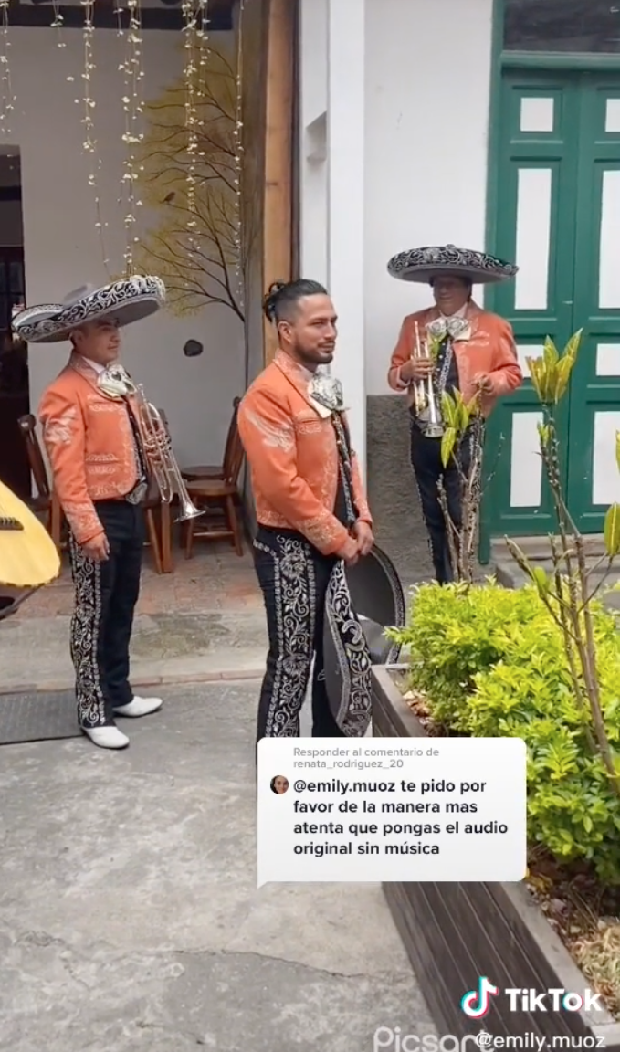 Les membres du groupe de mariachis essayant de ne pas rire | Source : TikTok.com/emily.muoz