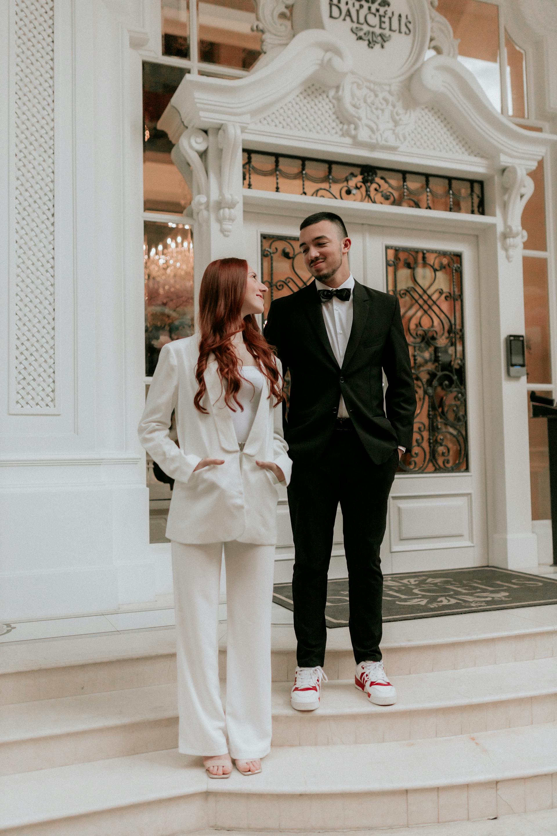 Un couple à l'entrée d'un établissement | Source : Pexels