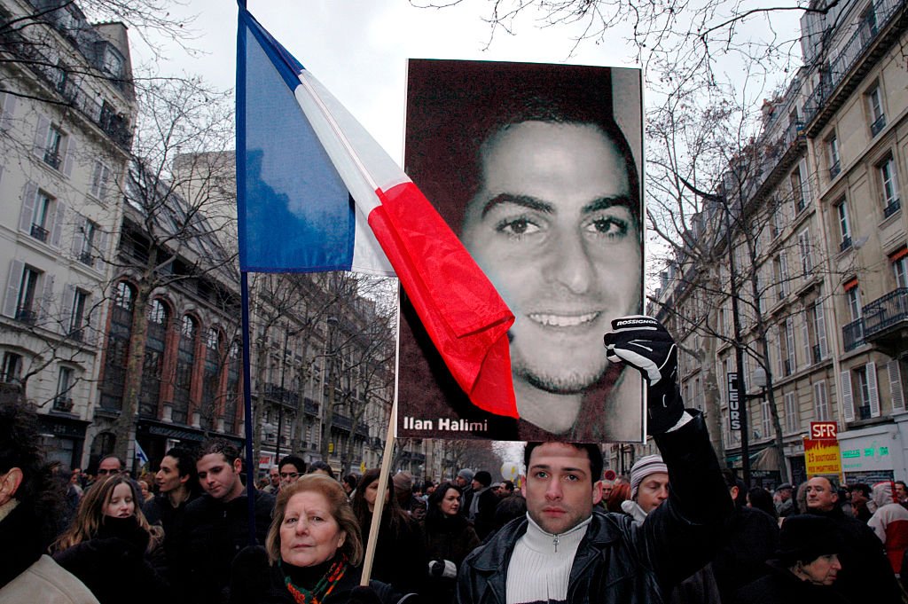 Des manifestants descendent dans les rues de Paris lors d'une marche à la mémoire d'un jeune juif, Ilan Halimi, 23 ans, qui a été brutalement tué par un gang se faisant appeler «le gang des barbares» (les barbares). | Photo : Getty Images