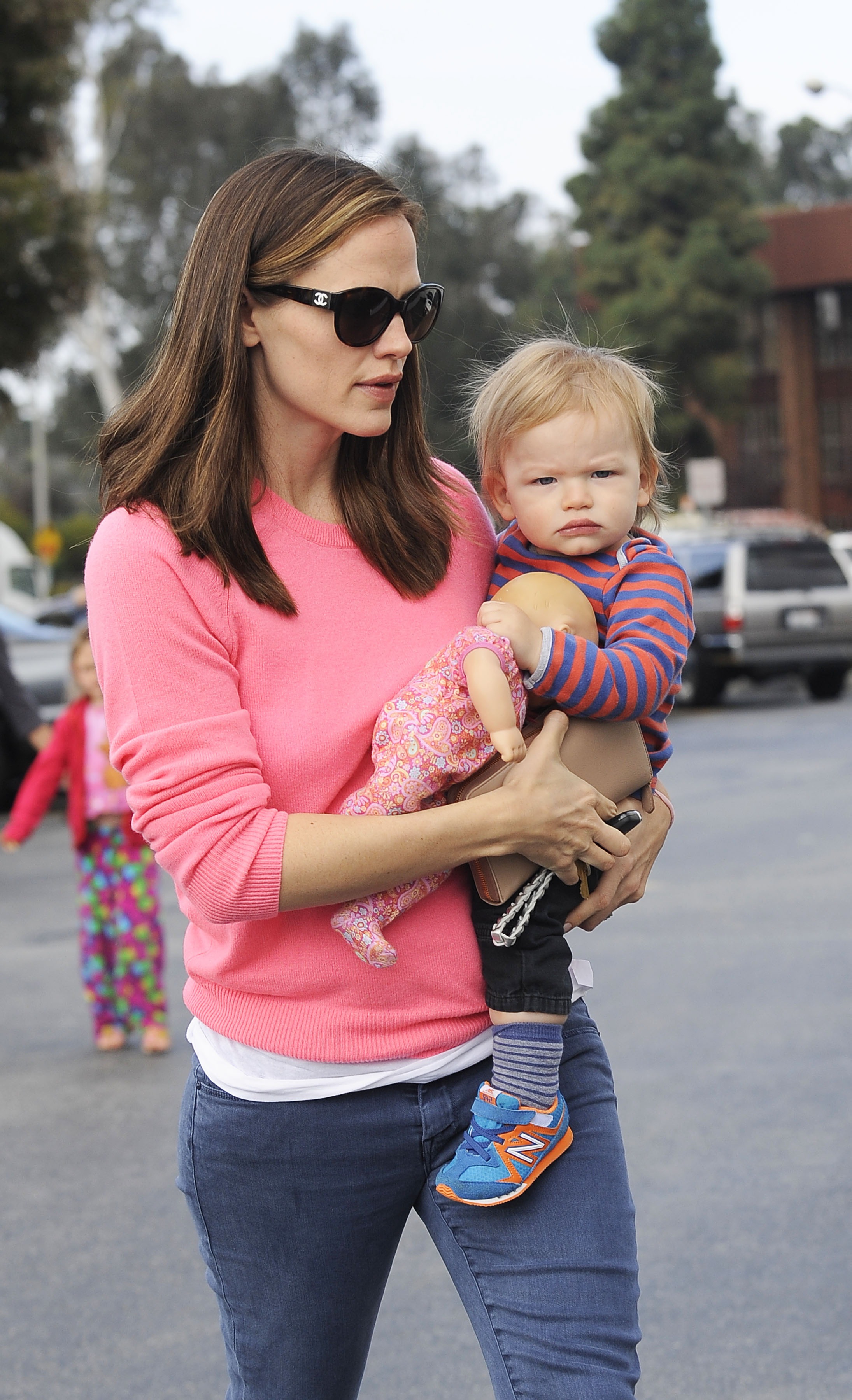 Jennifer Garner marche avec Samuel Garner Affleck sur sa hanche gauche, le 6 avril 2013, à Los Angeles, en Californie.| Source : Getty Images