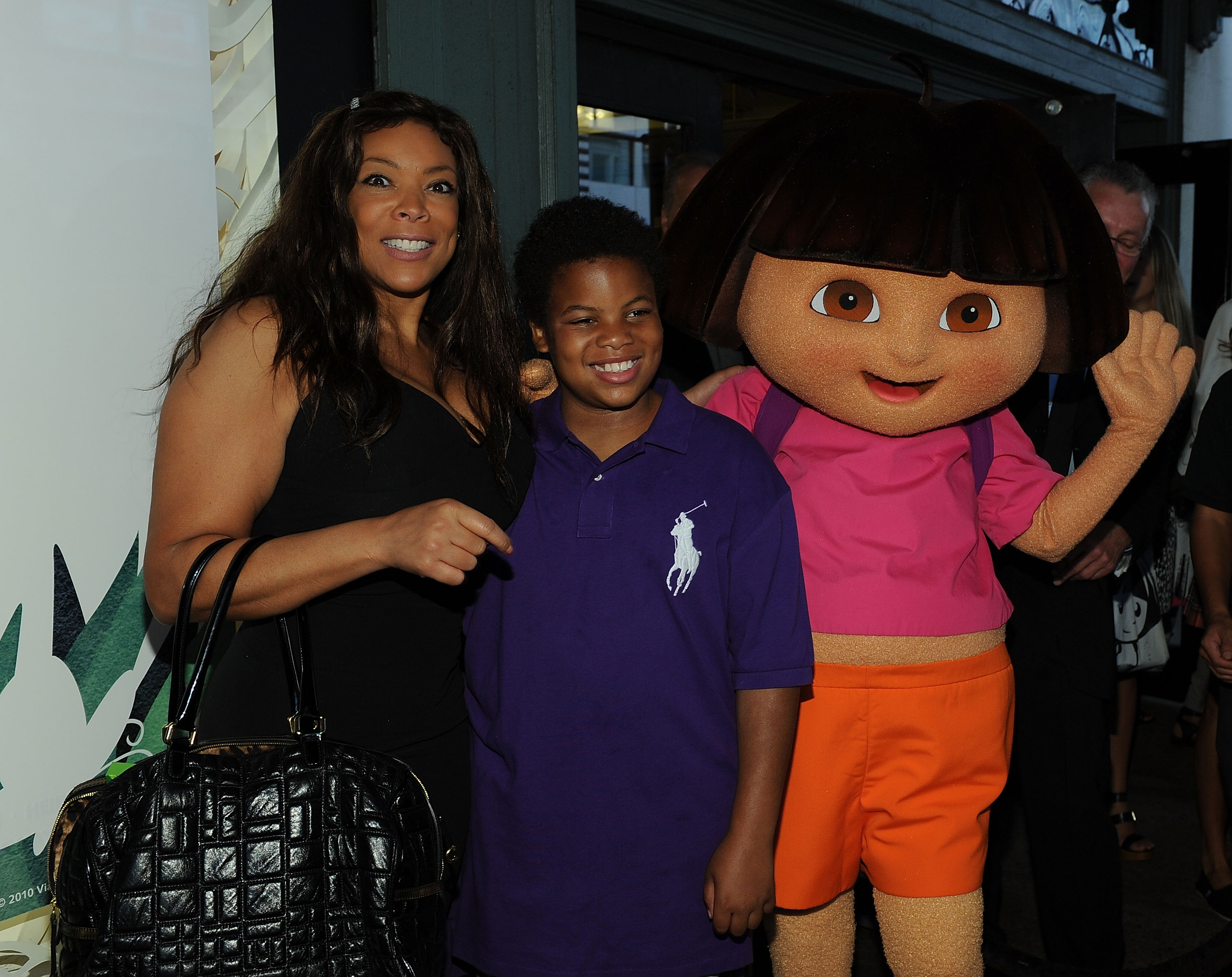 Wendy Williams et son fils Kevin Hunter Jr. à la vente aux enchères de sacs à dos de célébrités Beyond the Backpack Kicks off de Nickelodeon, le 10 août 2010, à New York | Source : Getty Images