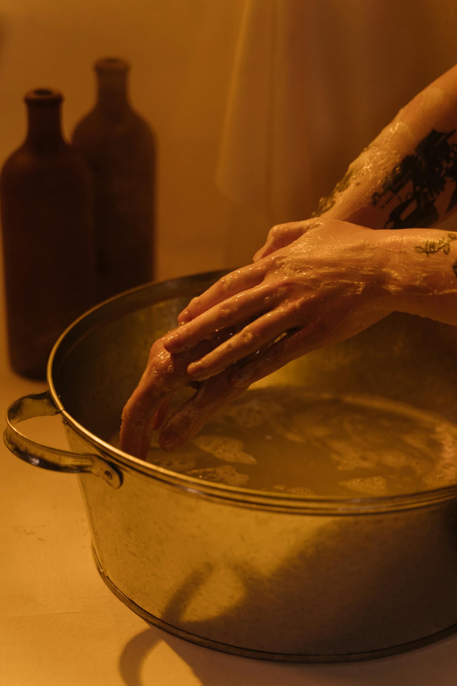 Une personne se lavant dans un bassin | Source : Pexels