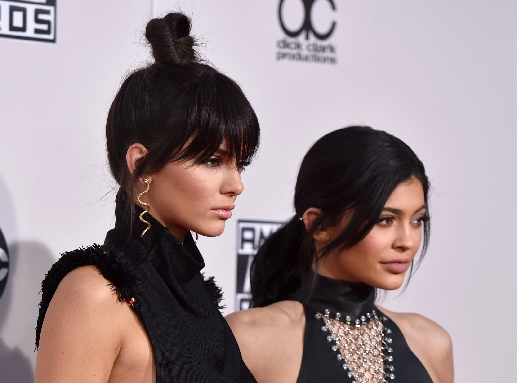 Kendall et Kylie Jenner lors de la cérémonie des American Music Awards 2015, le 22 novembre 2015, à Los Angeles, en Californie. | Source : Getty Images