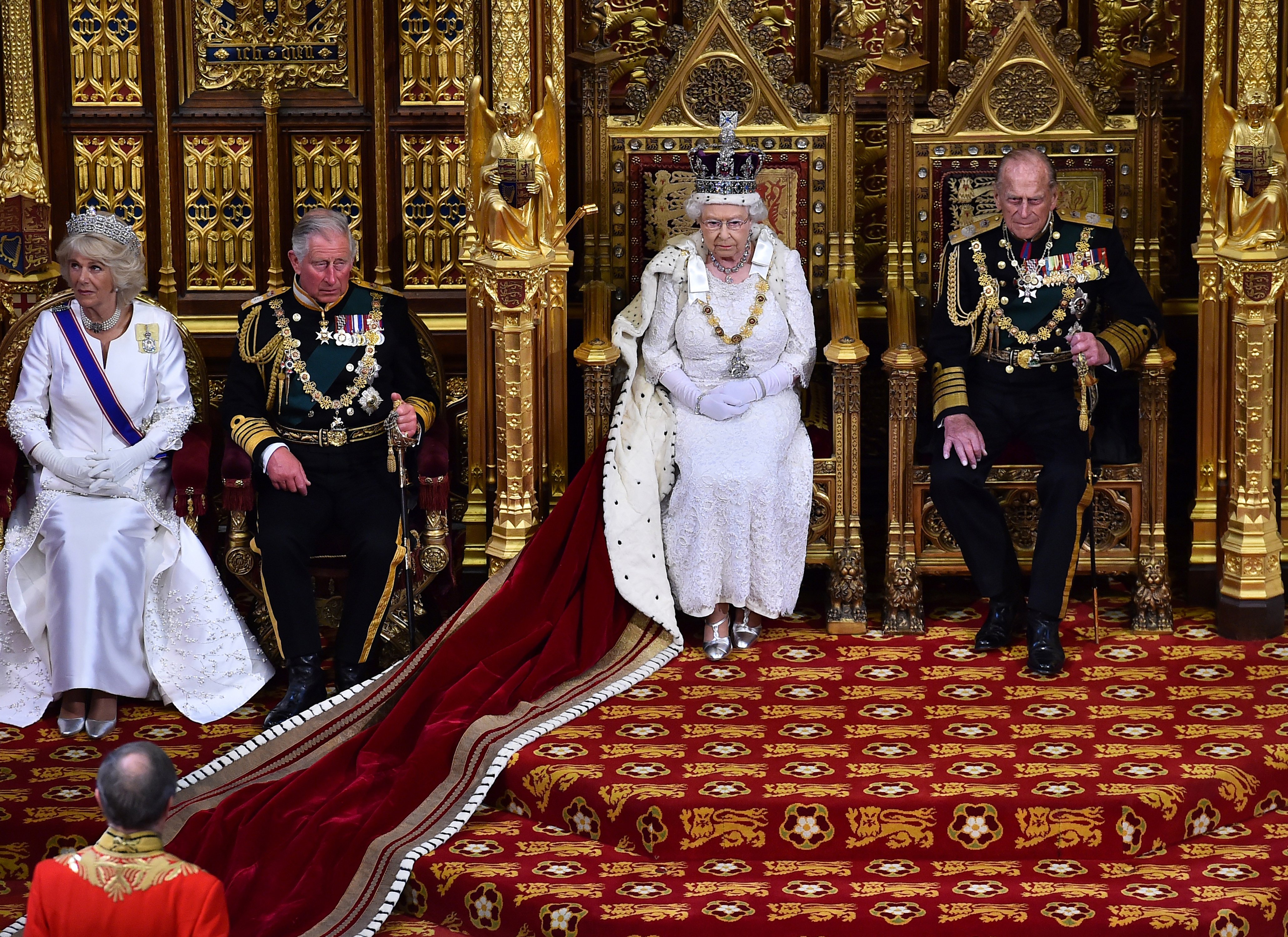 La reine Elizabeth II photographiée dans la Chambre des Lords aux côtés du prince Philip, du prince Charles et de Camilla Parker-Bowles lors de l'ouverture officielle du Parlement dans la Chambre des Lords, au Palais de Westminster, le 27 mai 2015 à Londres, en Angleterre | Source : Getty Images