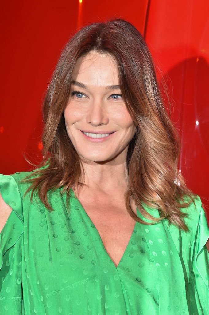 Carla Bruni assiste au défilé Off-White dans le cadre de la Semaine de la mode féminine automne/hiver 2020/2021 le 27 février 2020 à Paris, France. | Photo : Getty Images