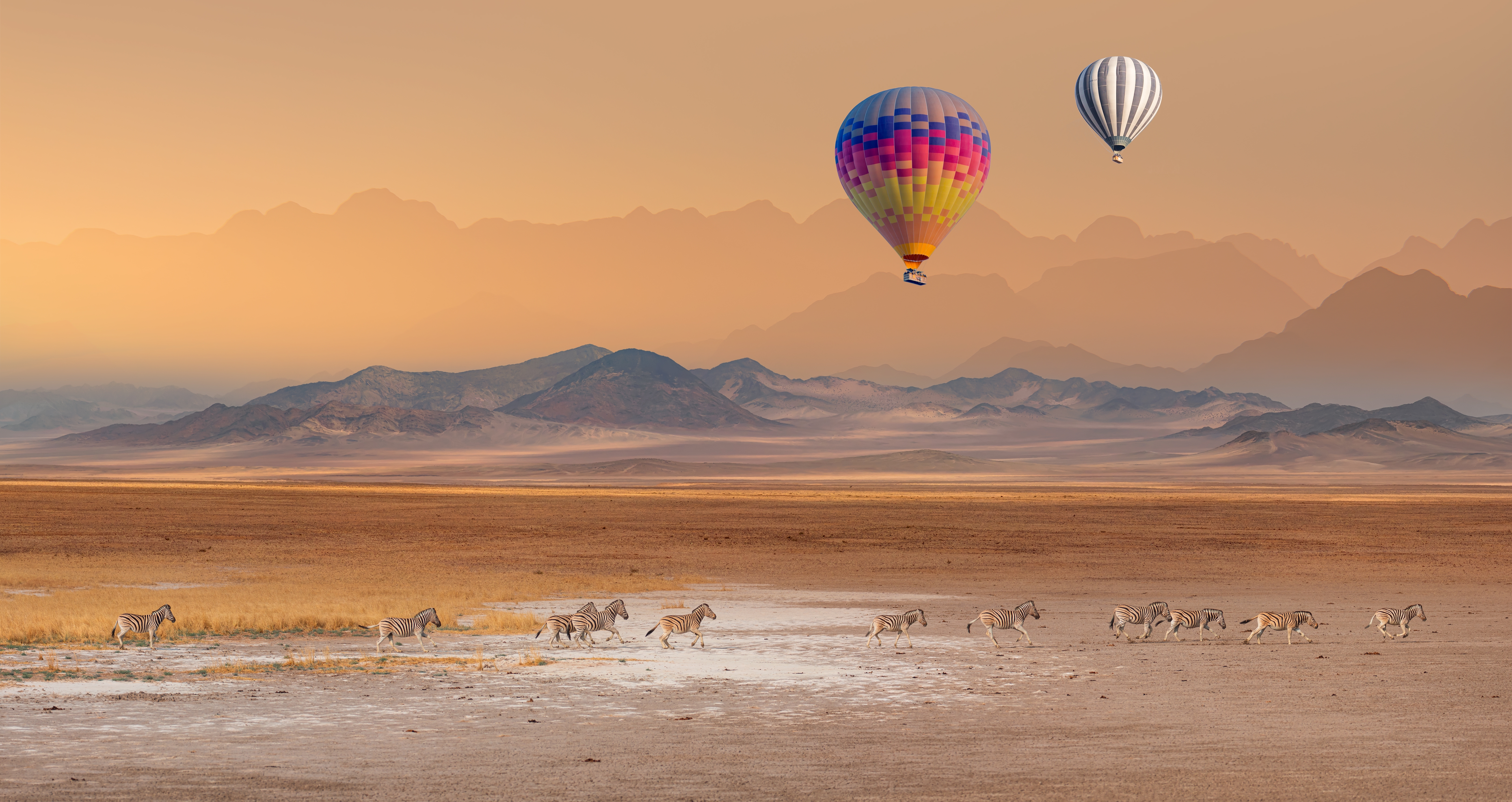 Une montgolfière survolant la savane africaine | Source : Shutterstock