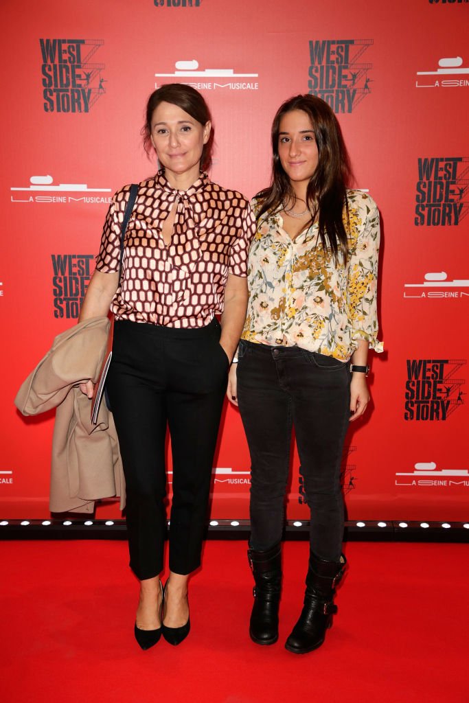 ​​Daniela Lumbroso et sa fille Carla Ghebali assistent à "West Side Story" | Getty Images