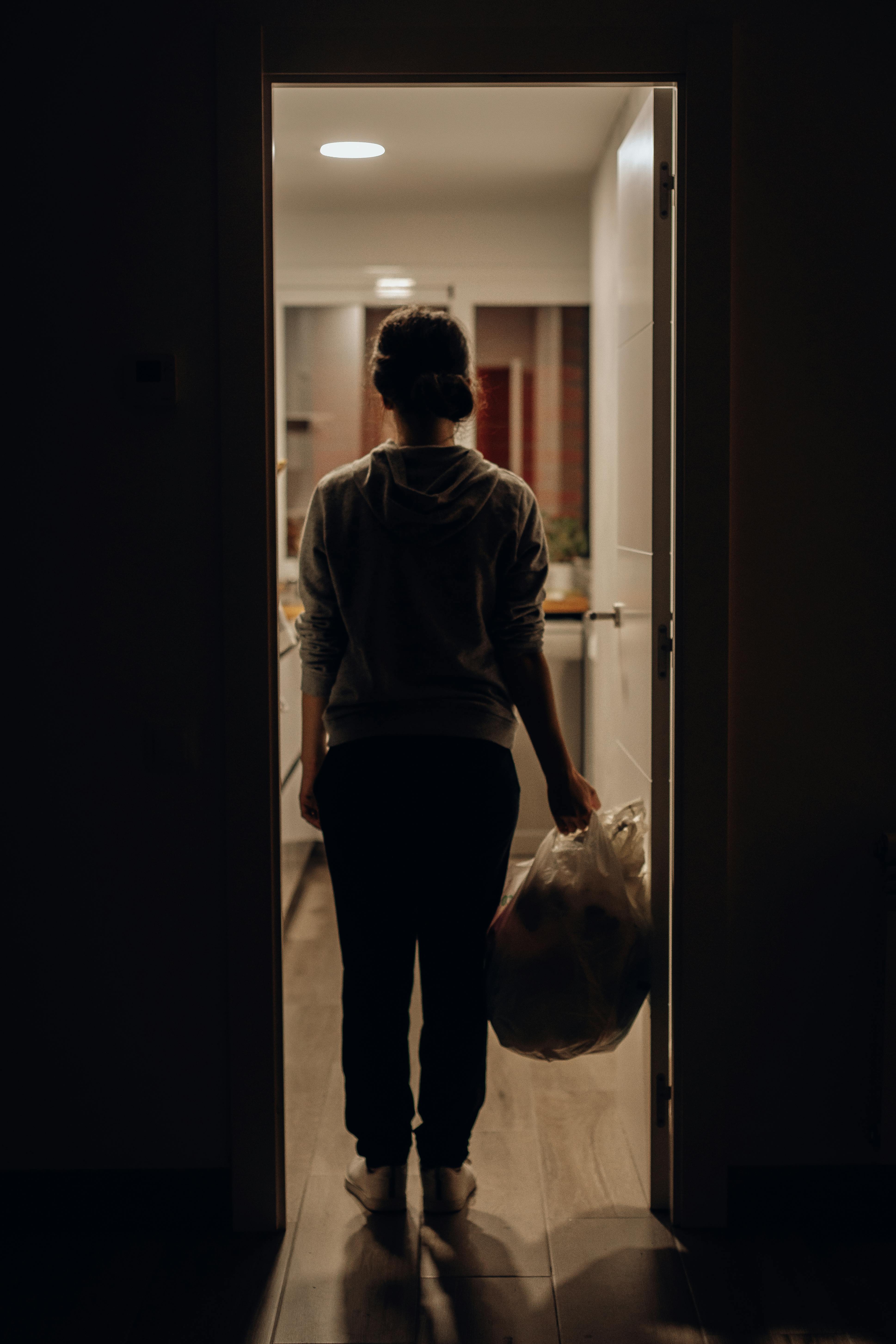 Une femme tenant un sac poubelle plein | Source : Pexels