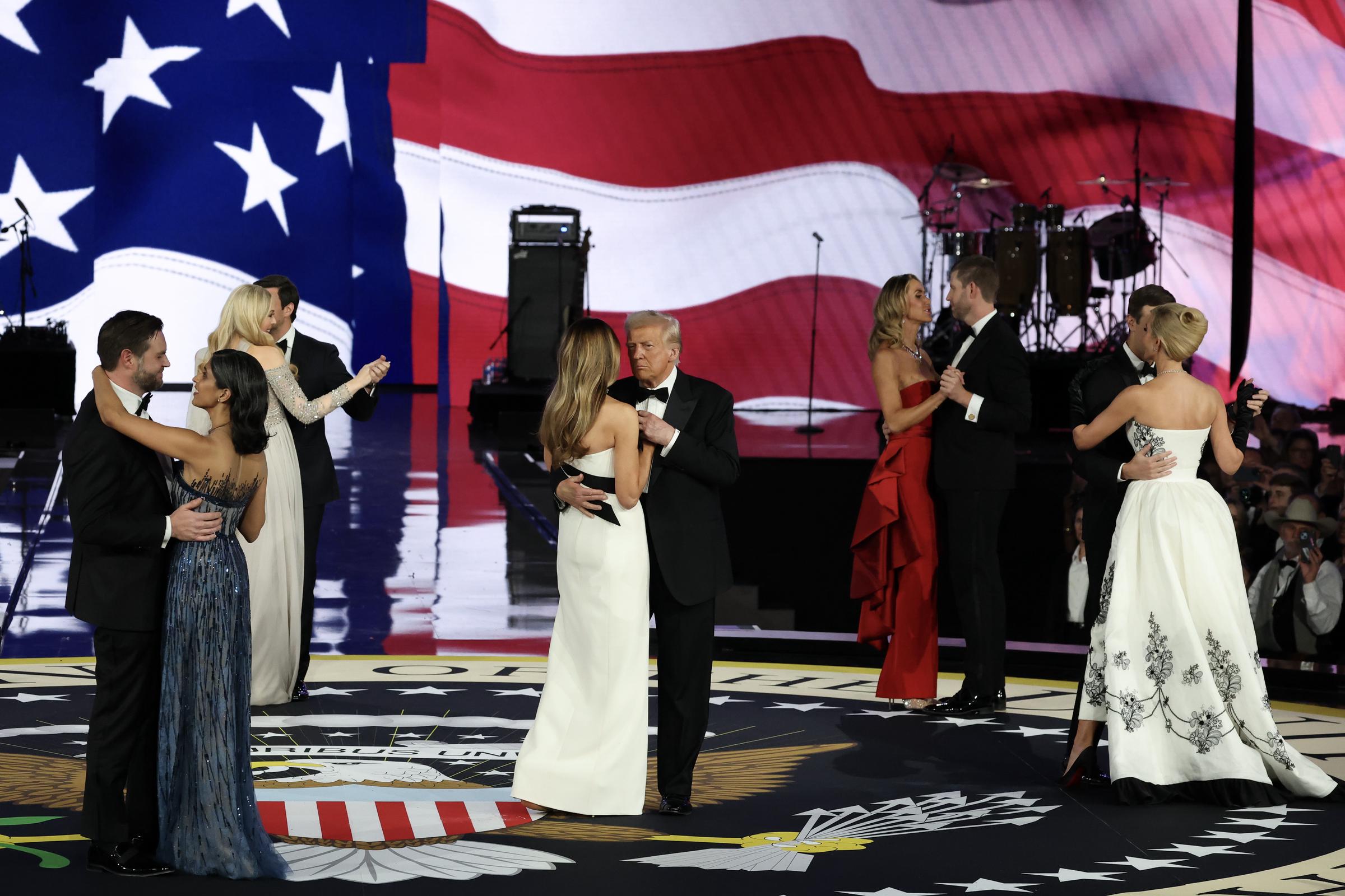 JD Vance, Usha Vance, Tiffany Trump, Michael Boulos, Melania Trump, le président Donald Trump, Lara Trump, Eric Trump, Ivanka Trump et Jared Kushner dansent lors du Liberty Ball | Source : Getty Images