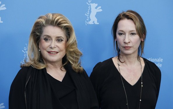 Catherine Deneuve et la productrice Emmanuelle Bercot au cours de la 63e Berlinale International Film Festival le 15 février 2013 à Berlin, Allemagne. | Photo : Getty Images