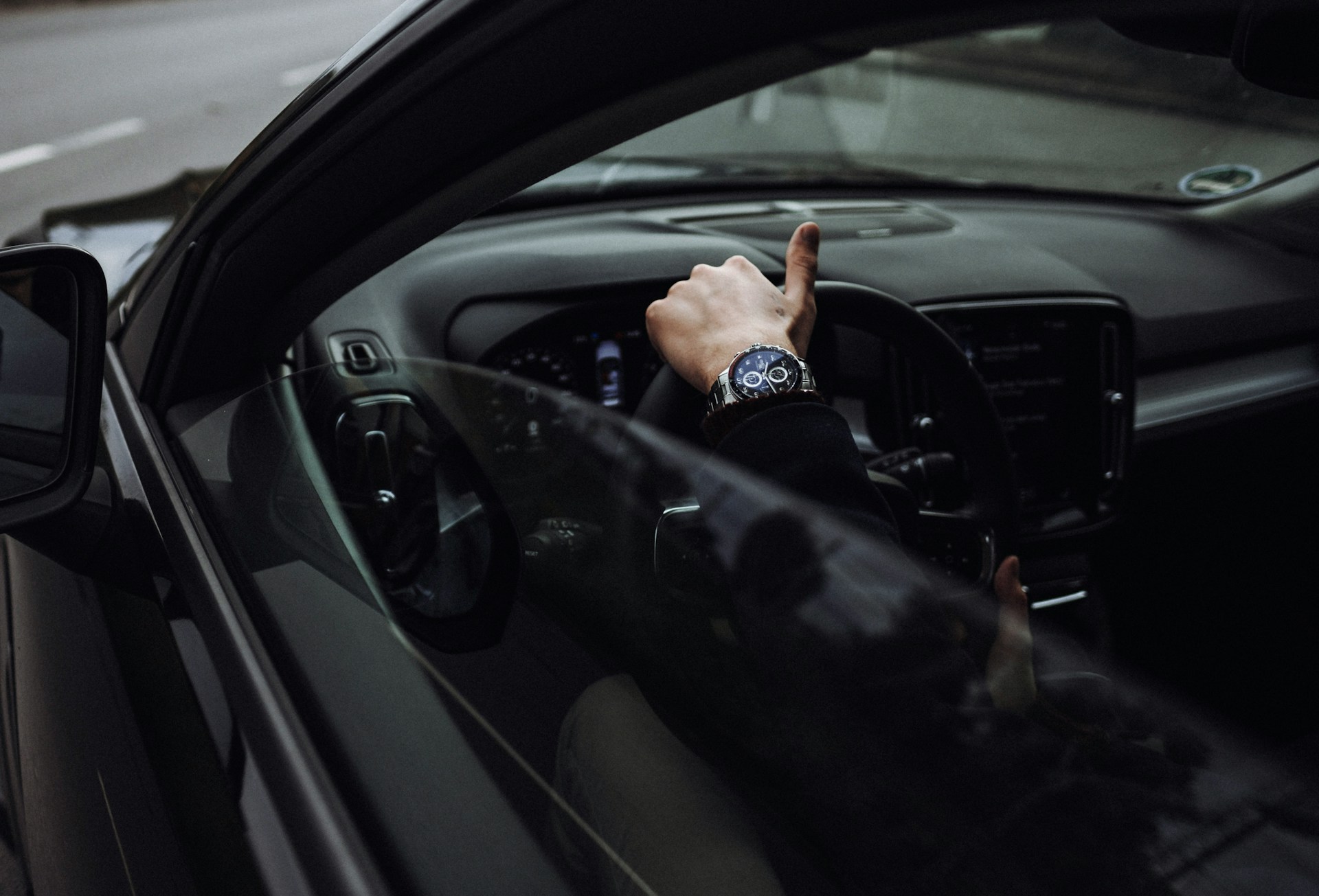 Un homme conduisant une voiture | Source : Unsplash