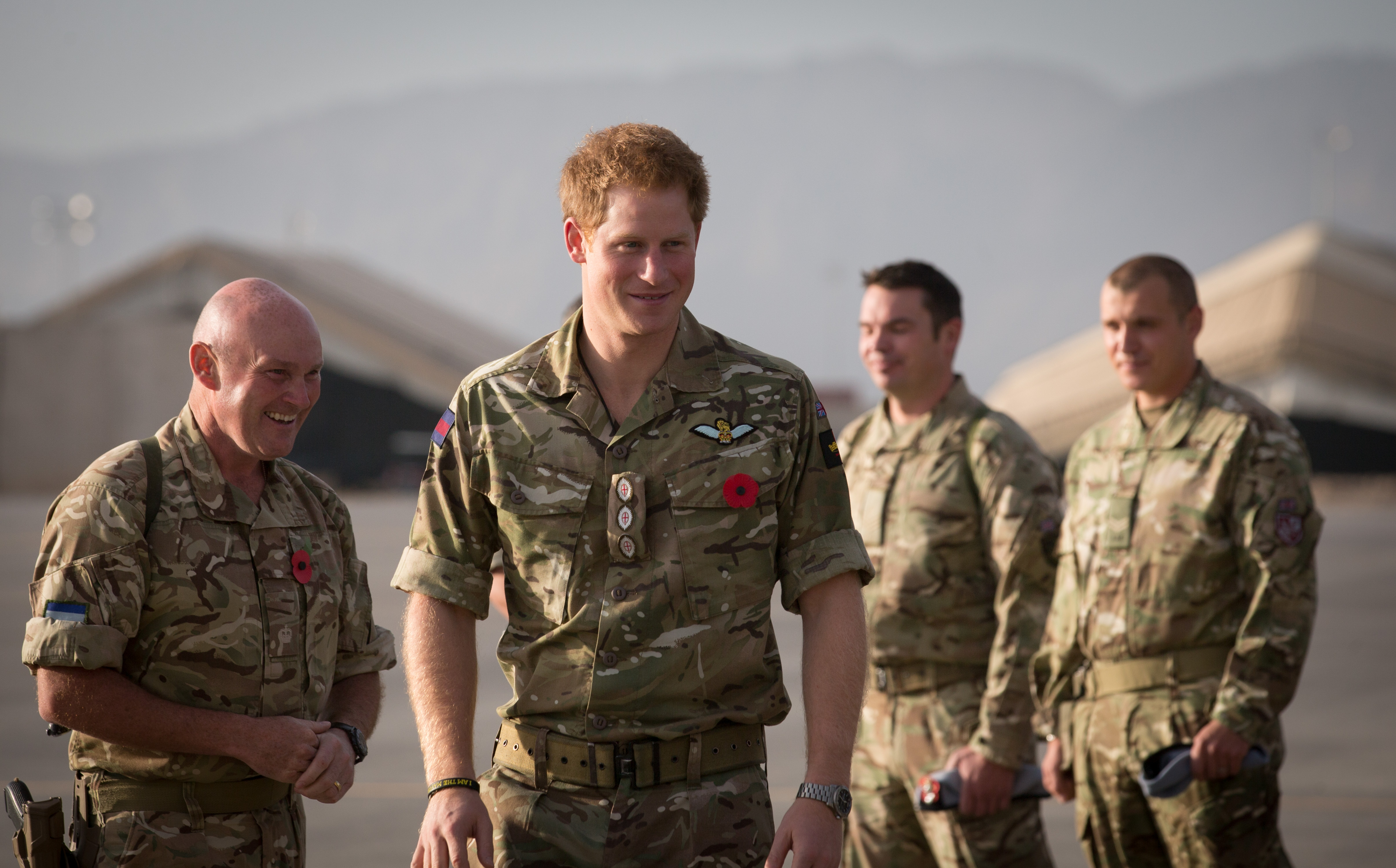 Le prince Harry rencontre le personnel des services britanniques après un service du dimanche du Souvenir à l'aérodrome de Kandahar, en Afghanistan, le 9 novembre 2014 | Source : Getty Images