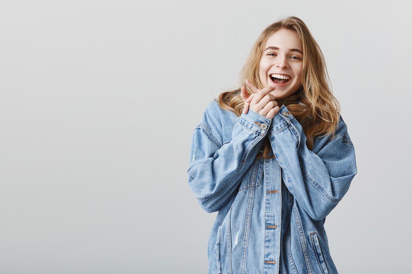 Une jeune femme heureuse | Source : Freepik