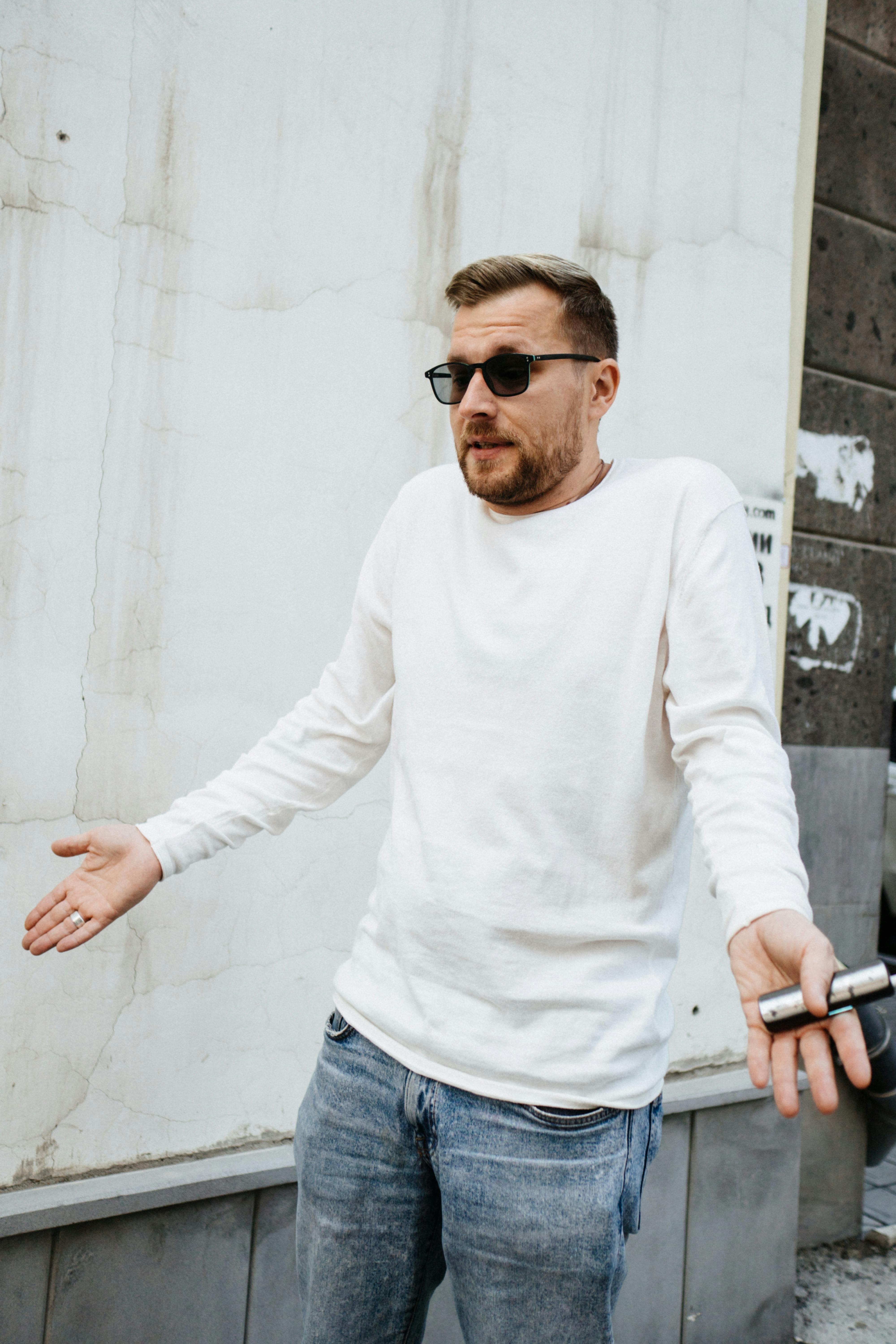 Un homme confus haussant les épaules | Source : Pexels