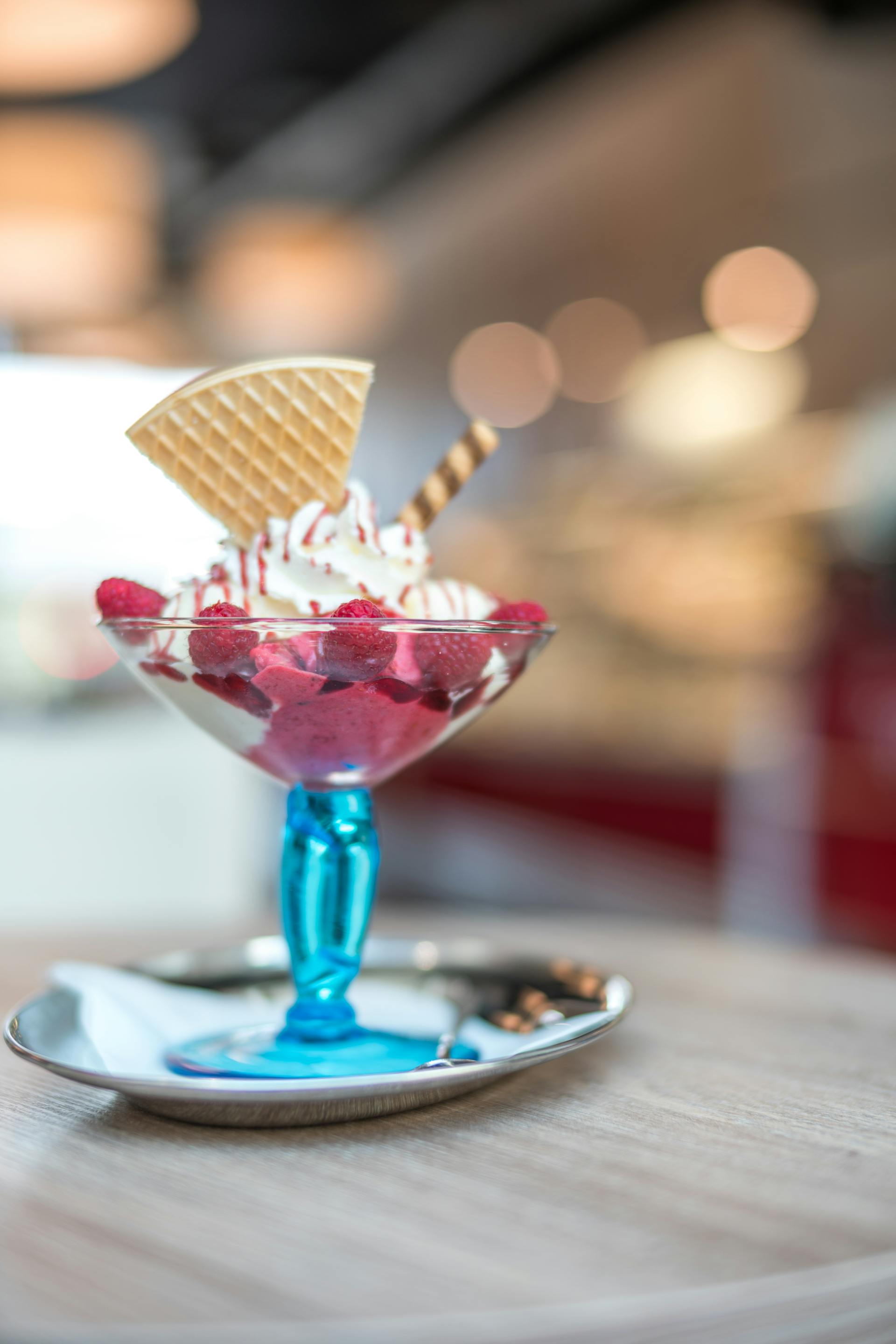 Photographie avec mise au point sélective d'une crème glacée à la fraise avec un biscuit : Pexels