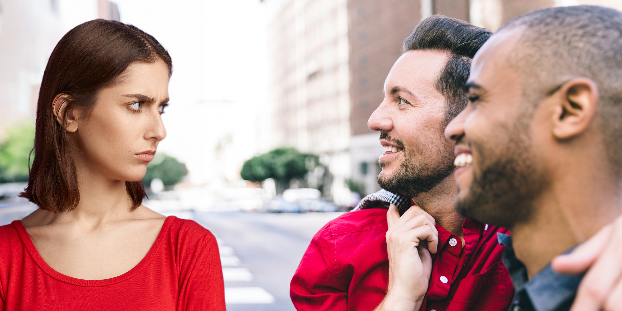 Une femme fronce les sourcils face à deux hommes | Source : Shutterstock